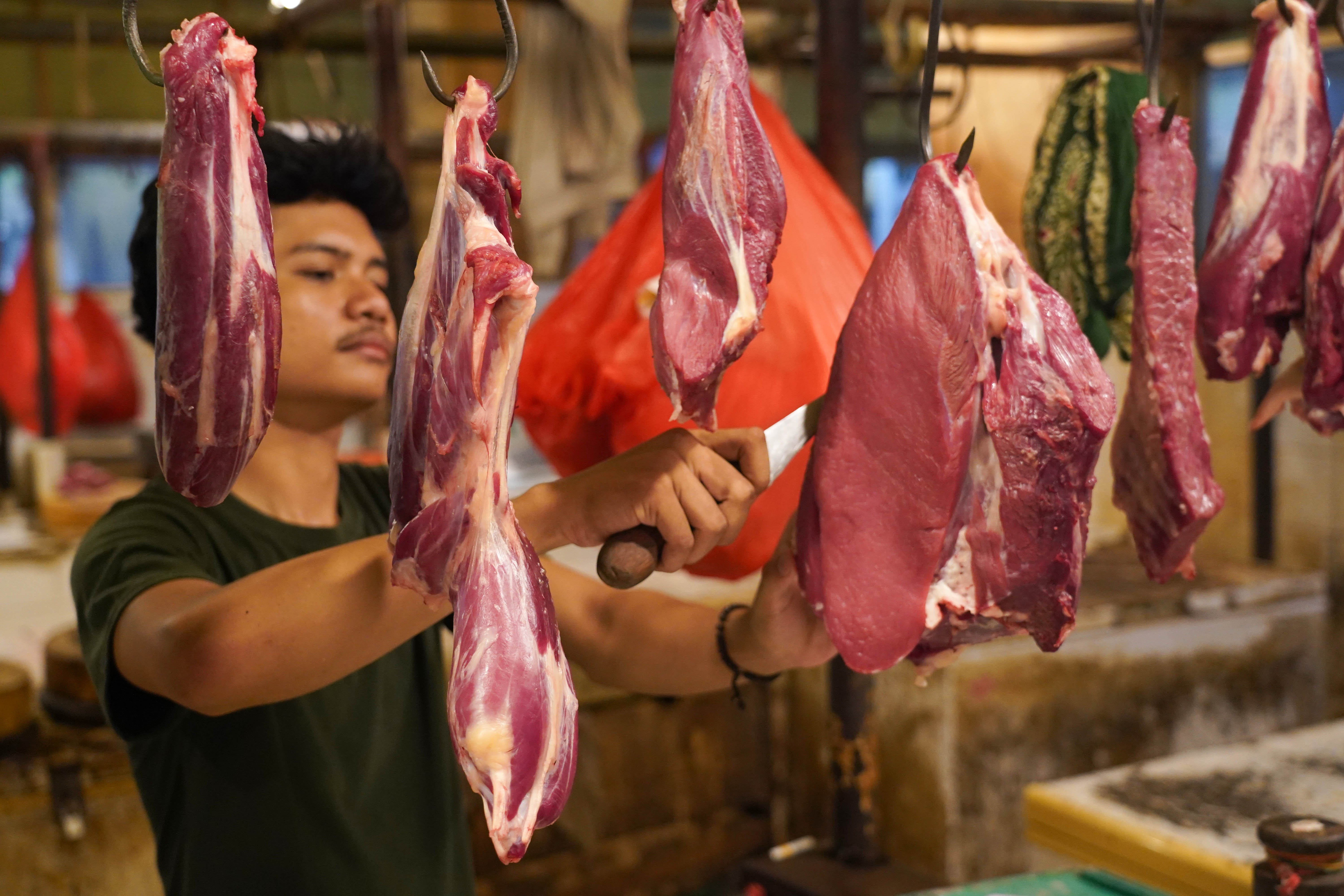 Pedagang menyiapkan daging sapi yang dijual di Pasar Kebayoran Lama, Jakarta Selatan, Kamis (20/8/2026). Pedagang menyebut sejak Hari Raya Idul Adha harga daging sapi masih tinggi yakni berkisar Rp 140 ribu hingga Rp 150 ribu per kilogram dari sebelumya Rp 130 ribu per kilogram.