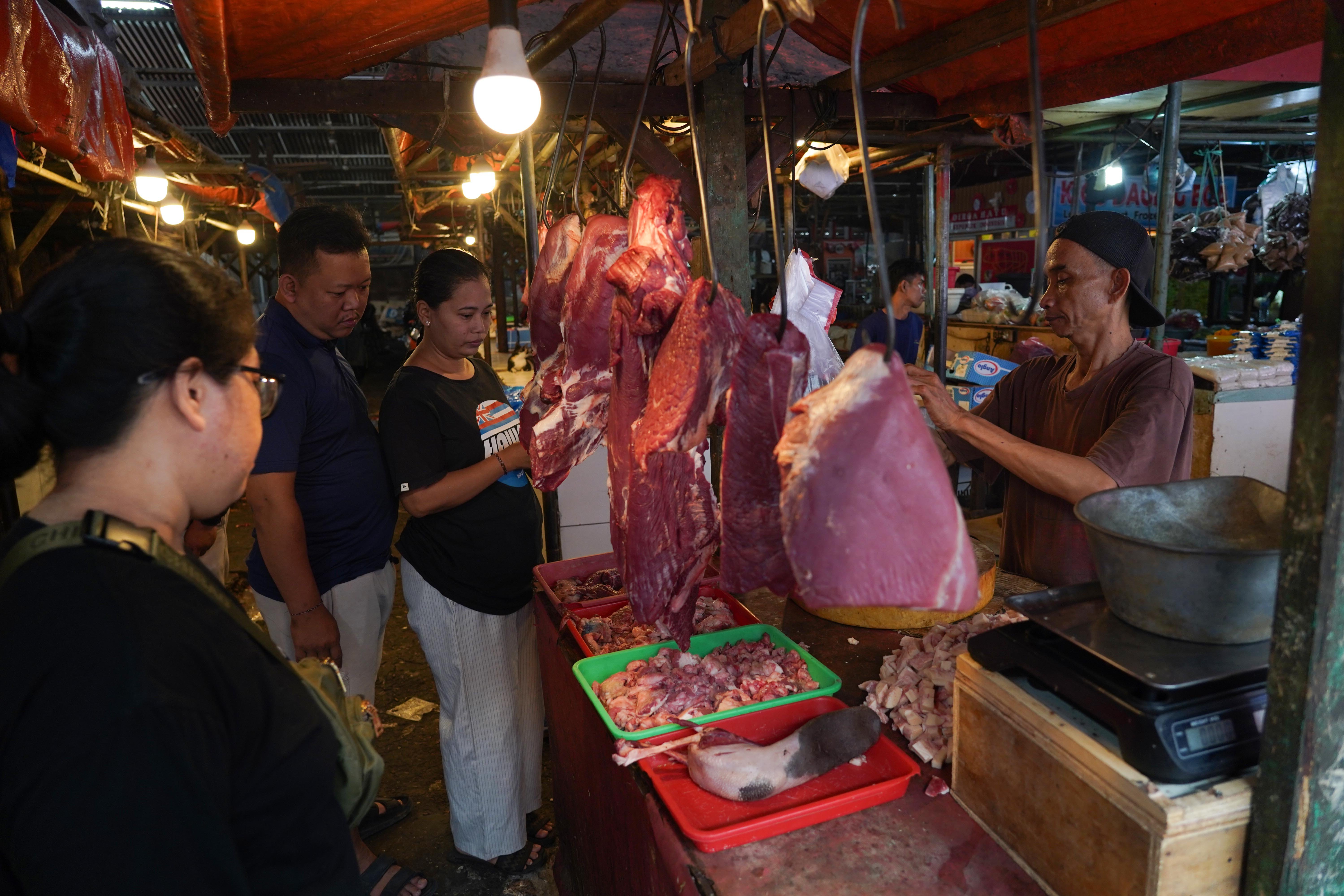 Pedagang melayani warga yang hendak membeli daging sapi di Pasar Kebayoran Lama, Jakarta Selatan, Kamis (20/8/2026). Pedagang menyebut sejak Hari Raya Idul Adha harga daging sapi masih tinggi yakni berkisar Rp 140 ribu hingga Rp 150 ribu per kilogram dari sebelumya Rp 130 ribu per kilogram.