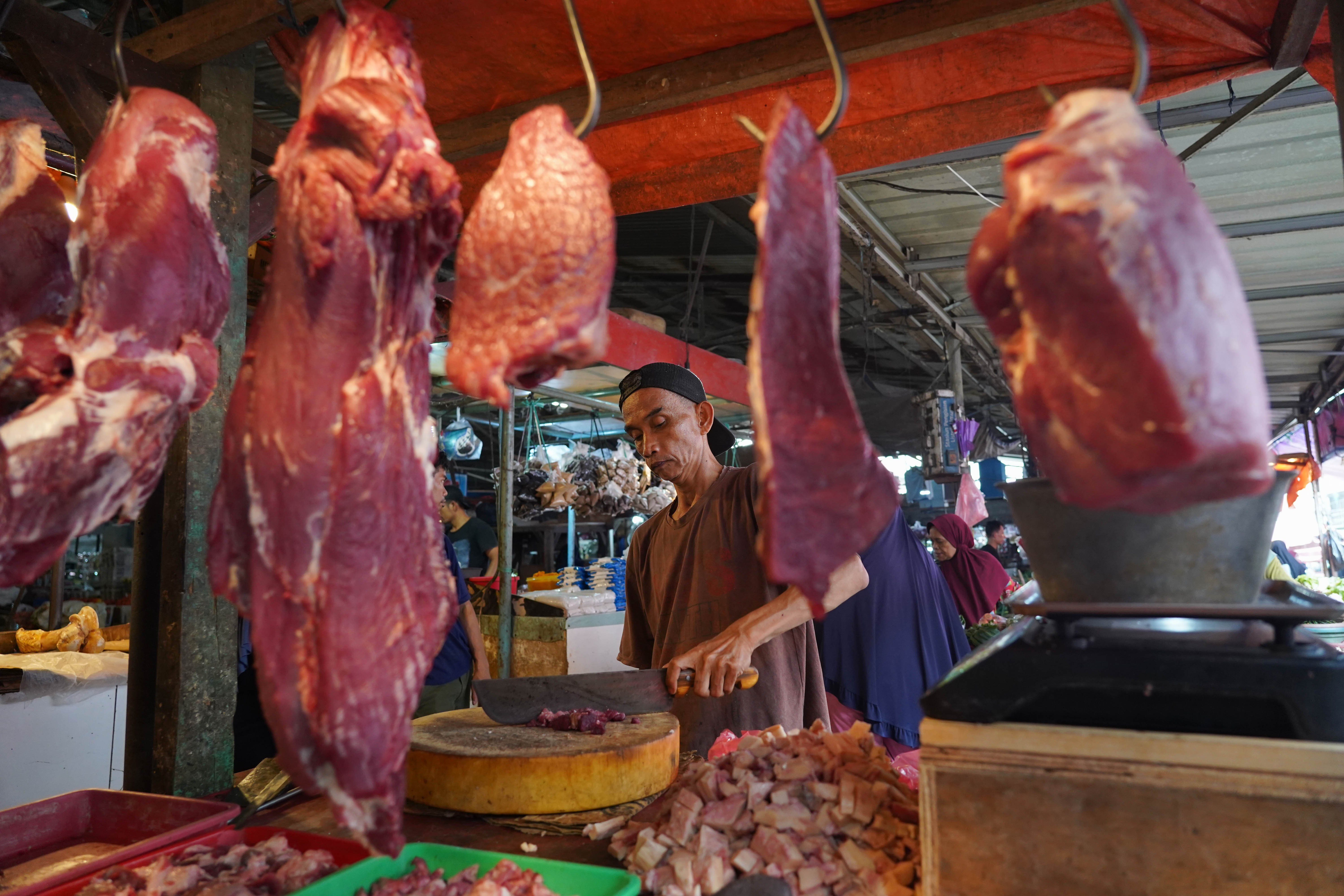 Pedagang menyiapkan daging sapi yang dijual di Pasar Kebayoran Lama, Jakarta Selatan, Kamis (20/8/2026). Pedagang menyebut sejak Hari Raya Idul Adha harga daging sapi masih tinggi yakni berkisar Rp 140 ribu hingga Rp 150 ribu per kilogram dari sebelumya Rp 130 ribu per kilogram.