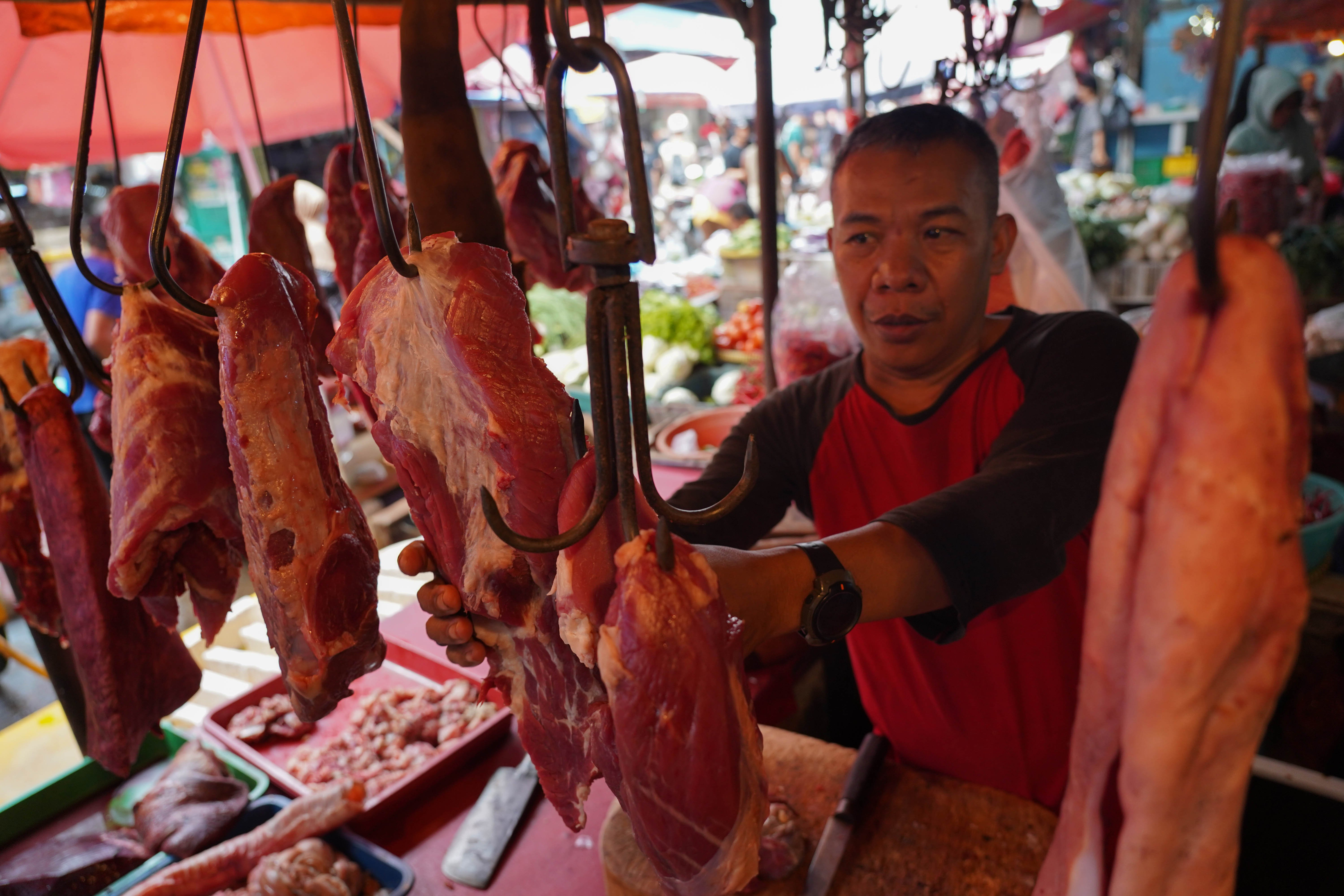 Pedagang menyiapkan daging sapi yang dijual di Pasar Kebayoran Lama, Jakarta Selatan, Kamis (20/8/2026). Pedagang menyebut sejak Hari Raya Idul Adha harga daging sapi masih tinggi yakni berkisar Rp 140 ribu hingga Rp 150 ribu per kilogram dari sebelumya Rp 130 ribu per kilogram.