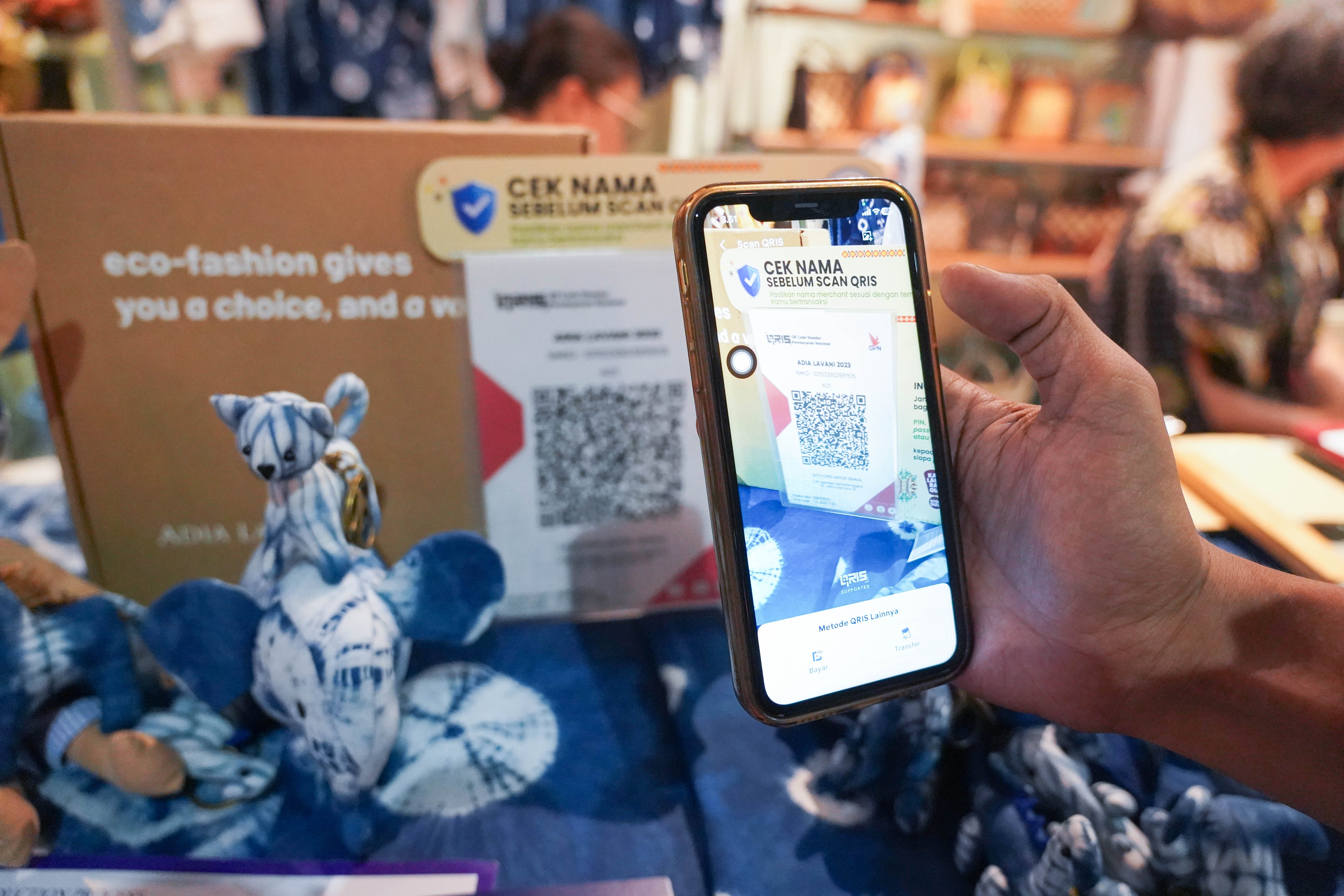 Pengunjung memindai kode batang pembayaran nontunai Quick Response Code Indonesia Standar (QRIS) saat melakukan transaksi pembelian produk pada Pameran Karya Kreatif Indonesia di Jakarta International Convention Center, Kamis (20/8/2026). Bank Indonesia (BI) memperluas MDR QRIS 0% untuk transaksi hingga Rp 100 ribu bagi seluruh kategori merchant yang akan berlaku mulai 1 Oktober 2026.