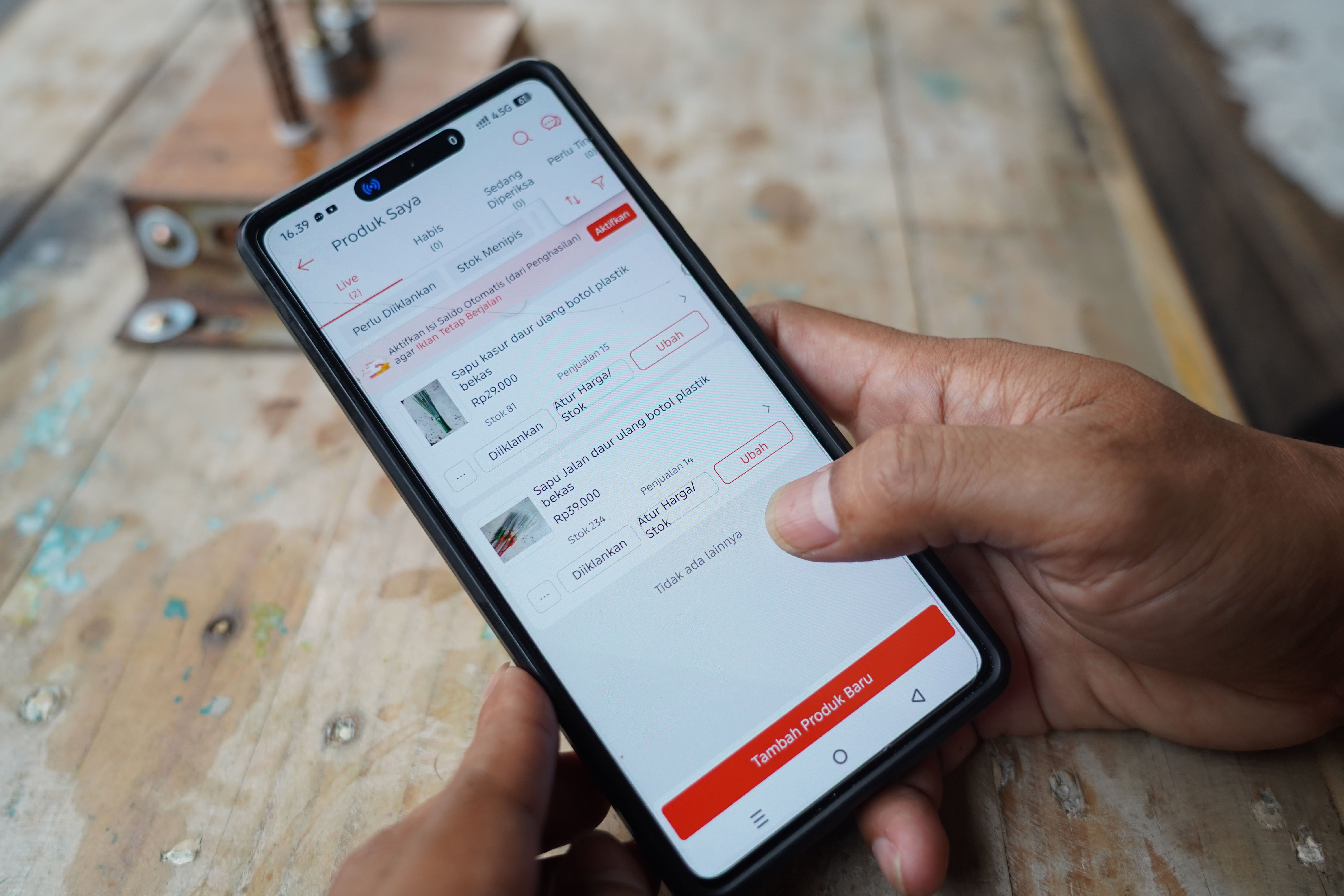 Warga menunjukkan produk sapu lidi daur ulang sampah botol plastik yang dijual melalui platform online di pos siskamling kawasan RT.005/RW.002, Petukangan Utara, Jakarta Selatan, Rabu (19/8/2026). Kegiatan tersebut bertujuan untuk mengurangi sampah plastik dan mengasah kreatifitas serta keterampilan warga dalam mengubah barang bekas menjadi produk bernilai ekonomi. 