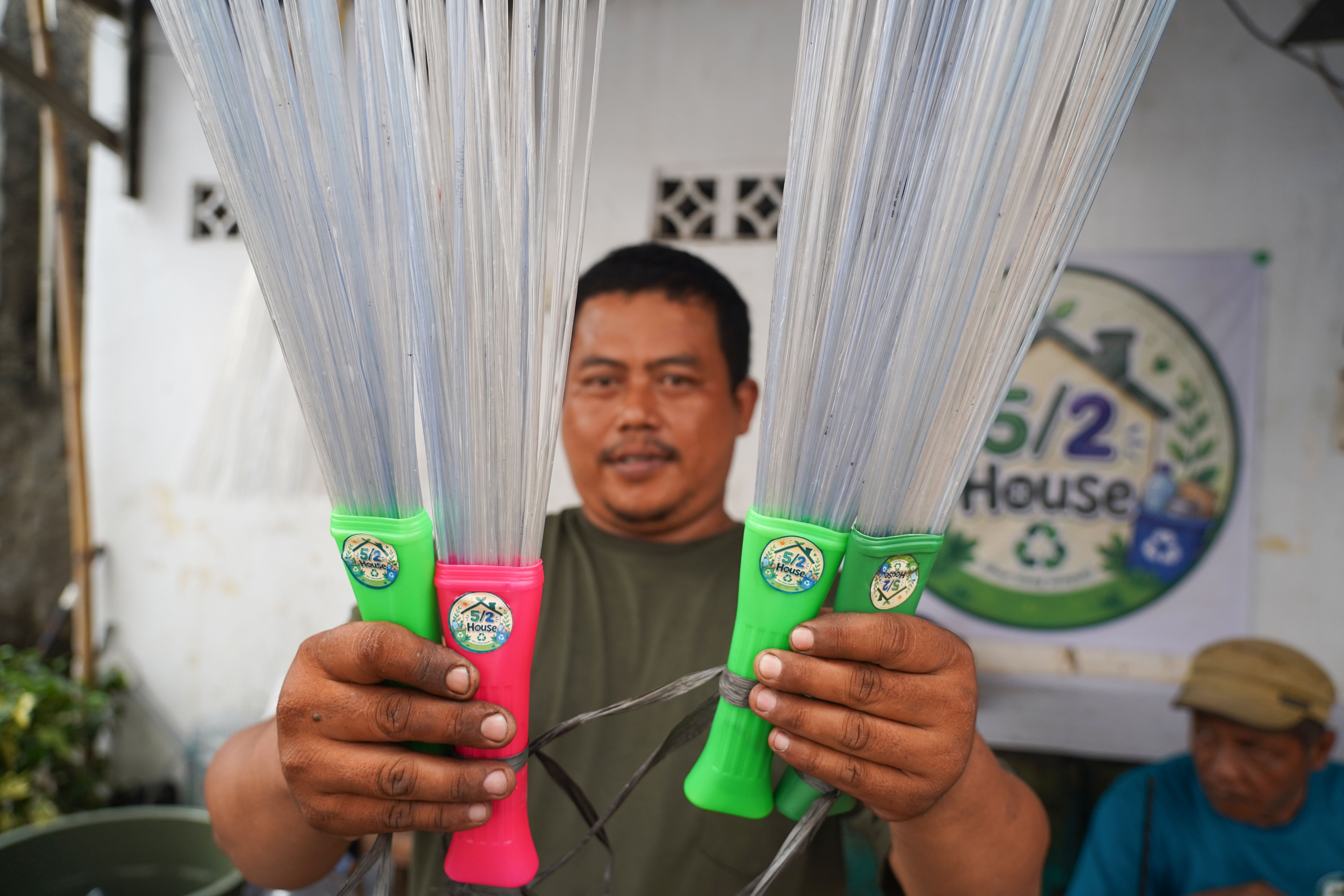 Warga menunjukkan sapu lidi dari daur ulang sampah botol plastik di pos siskamling kawasan RT.005/RW.002, Petukangan Utara, Jakarta Selatan, Rabu (19/8/2026). Kegiatan tersebut bertujuan untuk mengurangi sampah plastik dan mengasah kreatifitas serta keterampilan warga dalam mengubah barang bekas menjadi produk bernilai ekonomi.