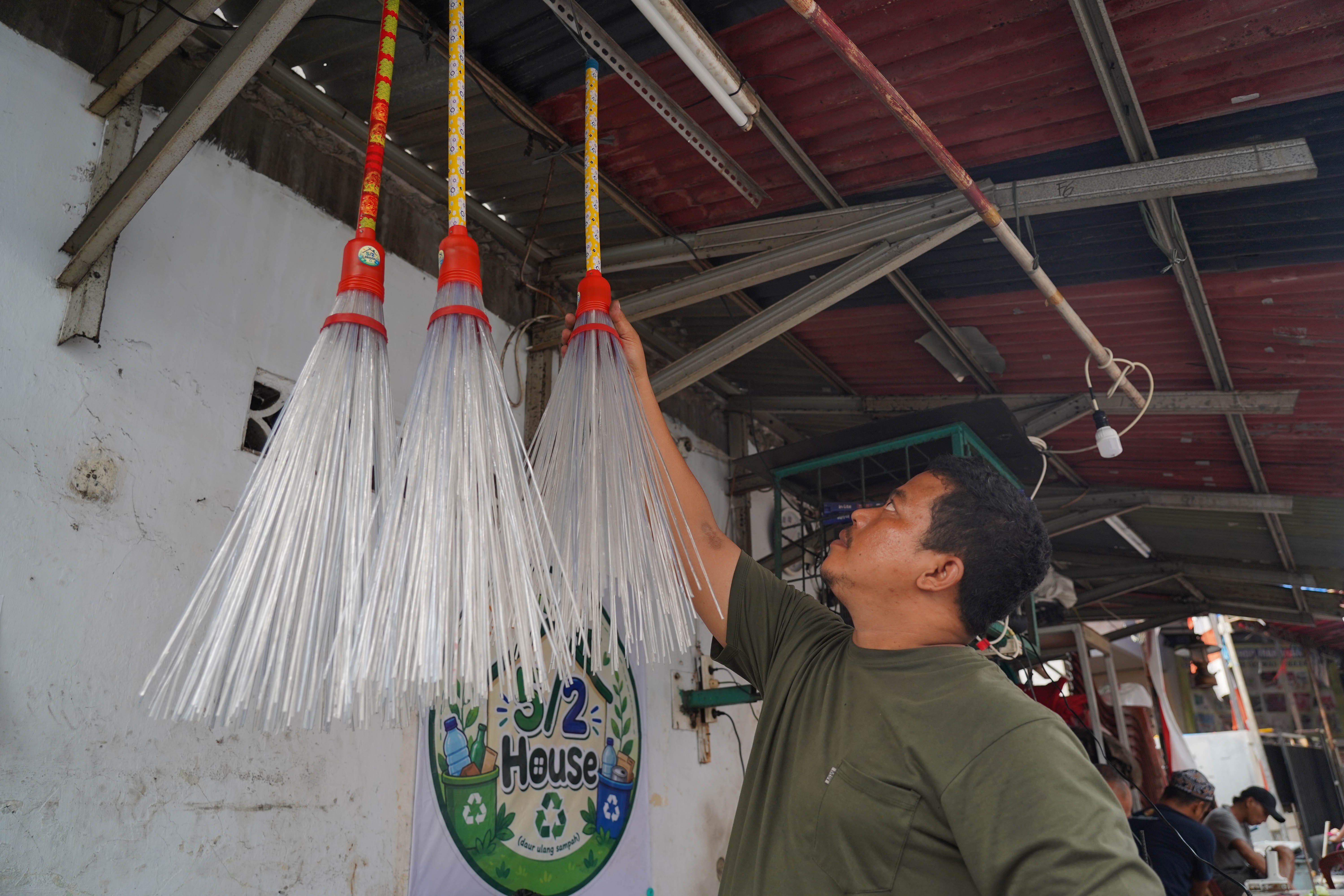 Warga menyelesaikan pembuatan sapu lidi dari daur ulang sampah botol plastik di pos siskamling kawasan RT.005/RW.002, Petukangan Utara, Jakarta Selatan, Rabu (19/8/2026). Kegiatan tersebut bertujuan untuk mengurangi sampah plastik dan mengasah kreatifitas serta keterampilan warga dalam mengubah barang bekas menjadi produk bernilai ekonomi.