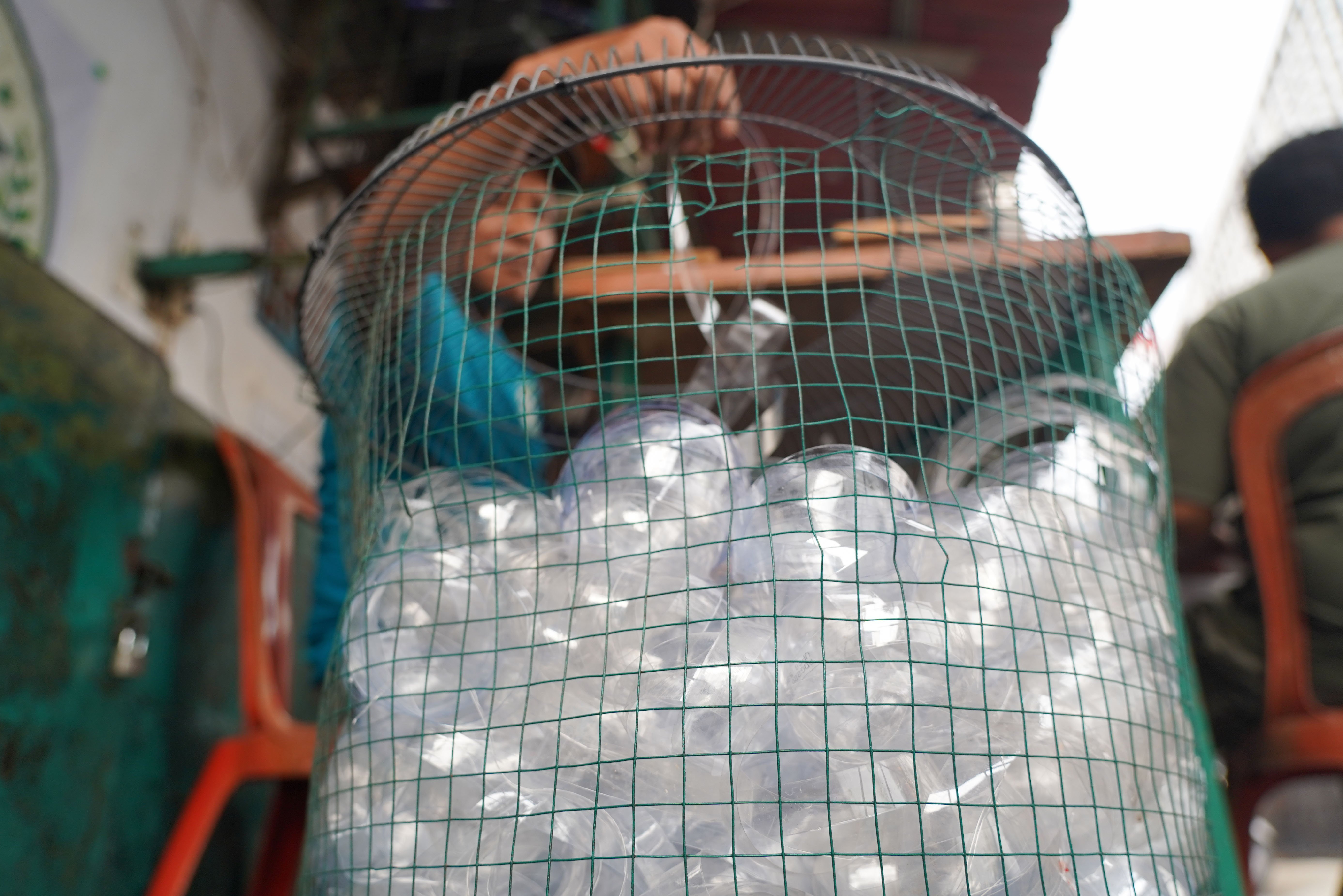 Warga menyelesaikan pembuatan sapu lidi dari daur ulang sampah botol plastik di pos siskamling kawasan RT.005/RW.002, Petukangan Utara, Jakarta Selatan, Rabu (19/8/2026). Kegiatan tersebut bertujuan untuk mengurangi sampah plastik dan mengasah kreatifitas serta keterampilan warga dalam mengubah barang bekas menjadi produk bernilai ekonomi.