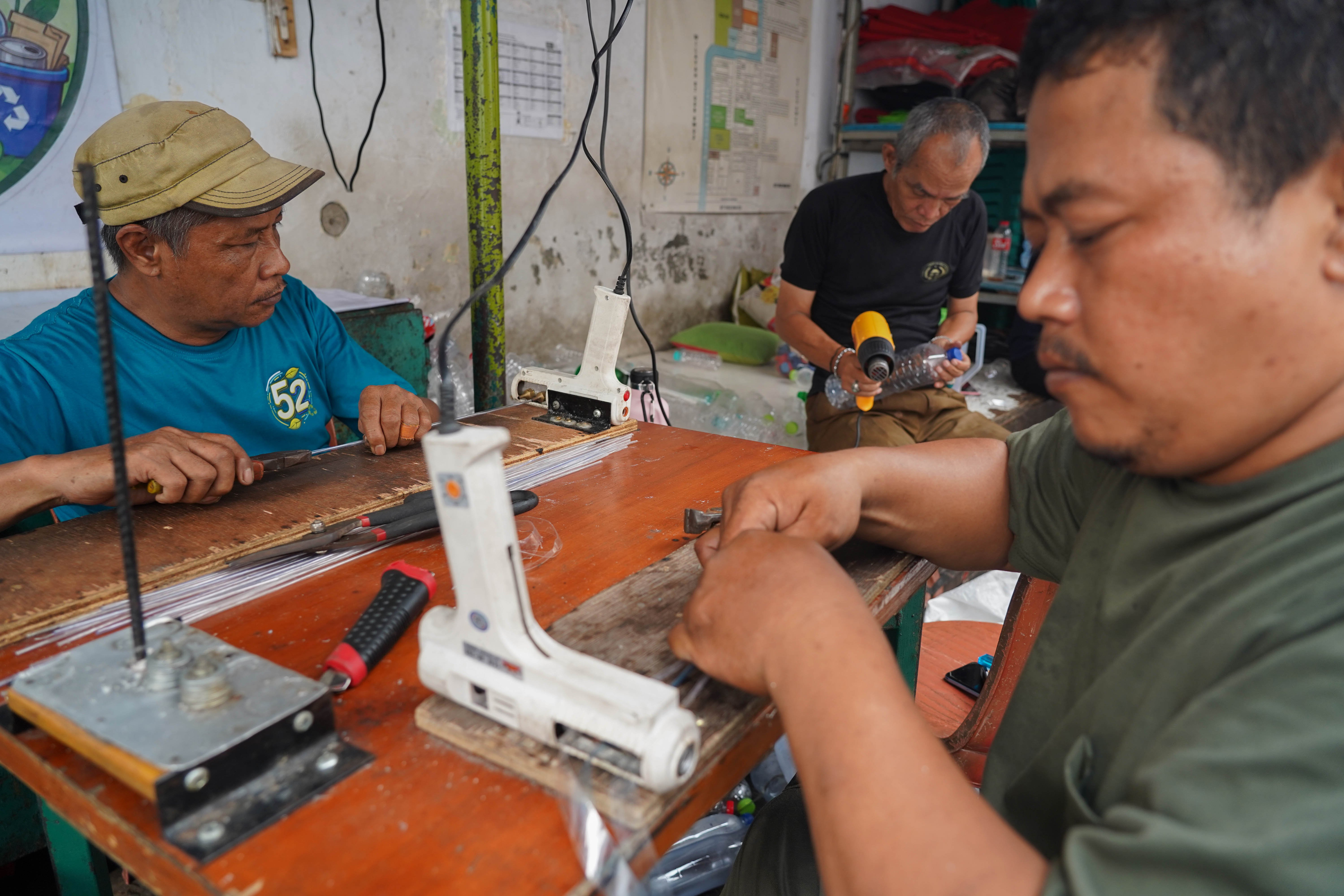 Warga menyelesaikan pembuatan sapu lidi dari daur ulang sampah botol plastik di pos siskamling kawasan RT.005/RW.002, Petukangan Utara, Jakarta Selatan, Rabu (19/8/2026). Kegiatan tersebut bertujuan untuk mengurangi sampah plastik dan mengasah kreatifitas serta keterampilan warga dalam mengubah barang bekas menjadi produk bernilai ekonomi.