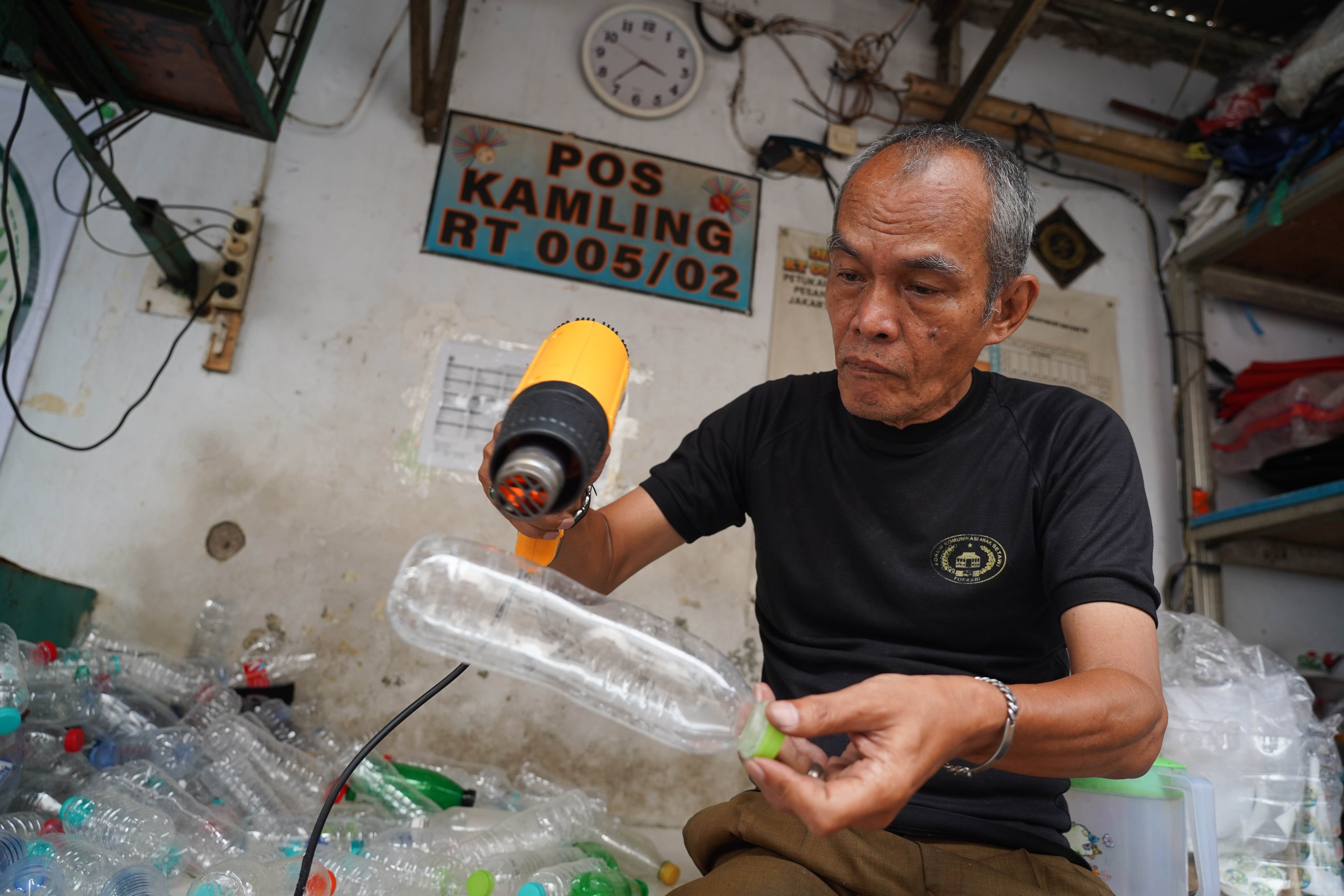 Warga menyelesaikan pembuatan sapu lidi dari daur ulang sampah botol plastik di pos siskamling kawasan RT.005/RW.002, Petukangan Utara, Jakarta Selatan, Rabu (19/8/2026). Kegiatan tersebut bertujuan untuk mengurangi sampah plastik dan mengasah kreatifitas serta keterampilan warga dalam mengubah barang bekas menjadi produk bernilai ekonomi.