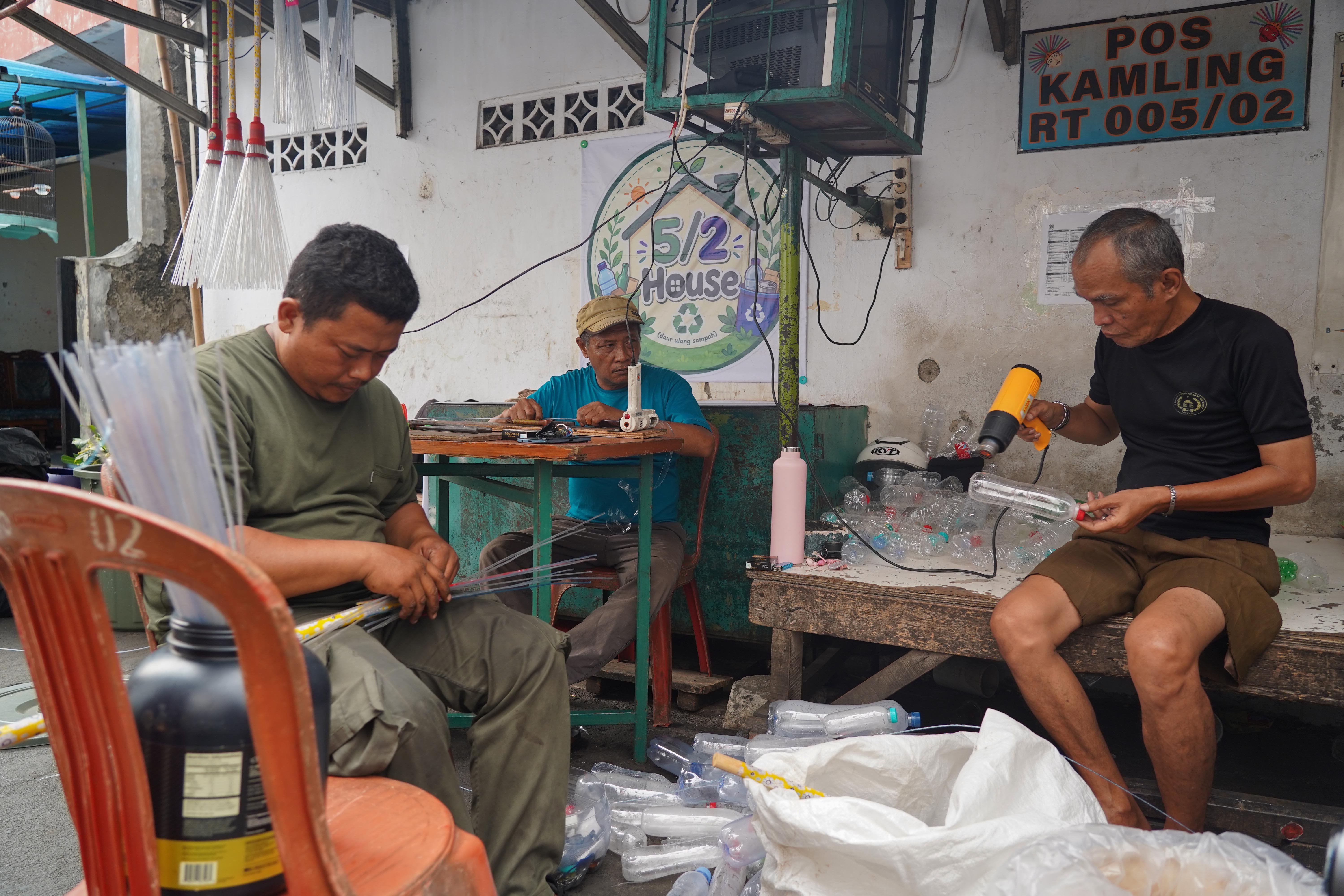 Warga menyelesaikan pembuatan sapu lidi dari daur ulang sampah botol plastik di pos siskamling kawasan RT.005/RW.002, Petukangan Utara, Jakarta Selatan, Rabu (19/8/2026). Kegiatan tersebut bertujuan untuk mengurangi sampah plastik dan mengasah kreatifitas serta keterampilan warga dalam mengubah barang bekas menjadi produk bernilai ekonomi.