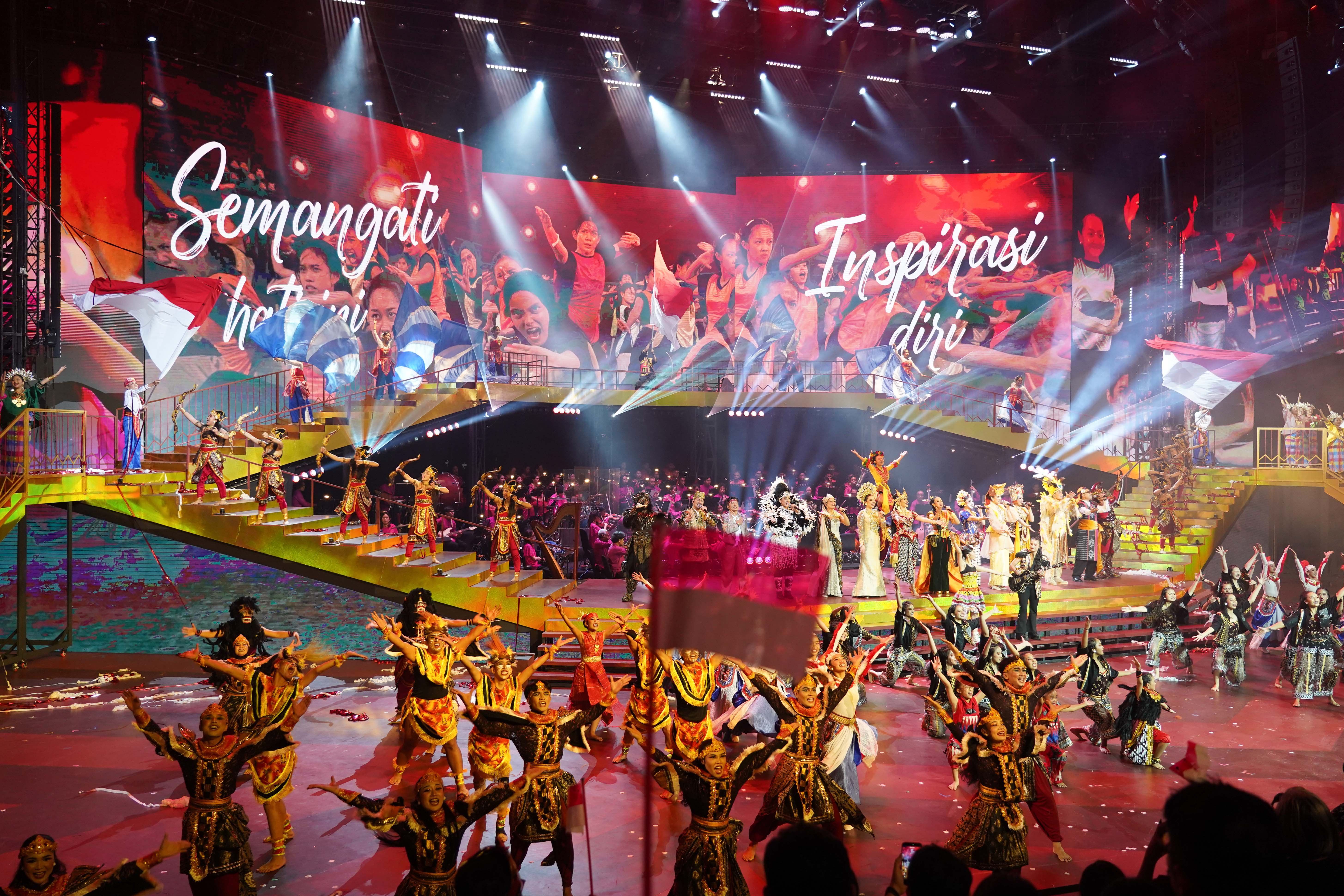Sejumlah penari tampil pada Pagelaran Sabang Merauke - Hanya Indonesia Yang Punya di Indonesia Arena, Senayan, Jakarta, Jumat (21/8/2026). Mengusung tema Hikayat Srikandi Nusantara, pementasan ini mengangkat perjuangan perempuan nusantara dalam cerita rakyat Indonesia yang ditampilkan melalui perpaduan tarian, musik dan lagu serta etnik daerah dari Aceh hingga Papua.