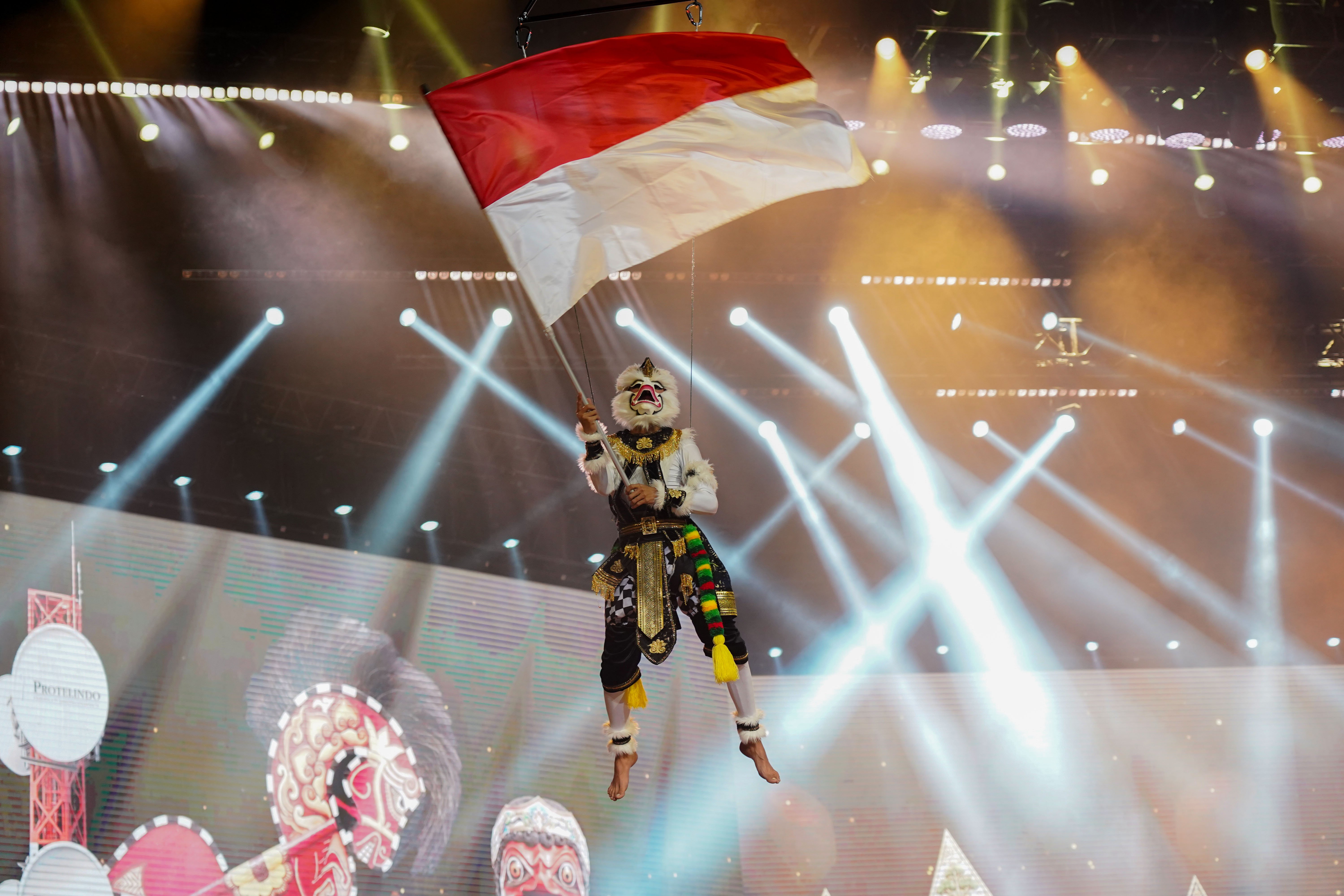 Penari membawa bendara Merah Putih saat tampil pada Pagelaran Sabang Merauke - Hanya Indonesia Yang Punya di Indonesia Arena, Senayan, Jakarta, Jumat (21/8/2026). Mengusung tema Hikayat Srikandi Nusantara, pementasan ini mengangkat perjuangan perempuan nusantara dalam cerita rakyat Indonesia yang ditampilkan melalui perpaduan tarian, musik dan lagu serta etnik daerah dari Aceh hingga Papua.