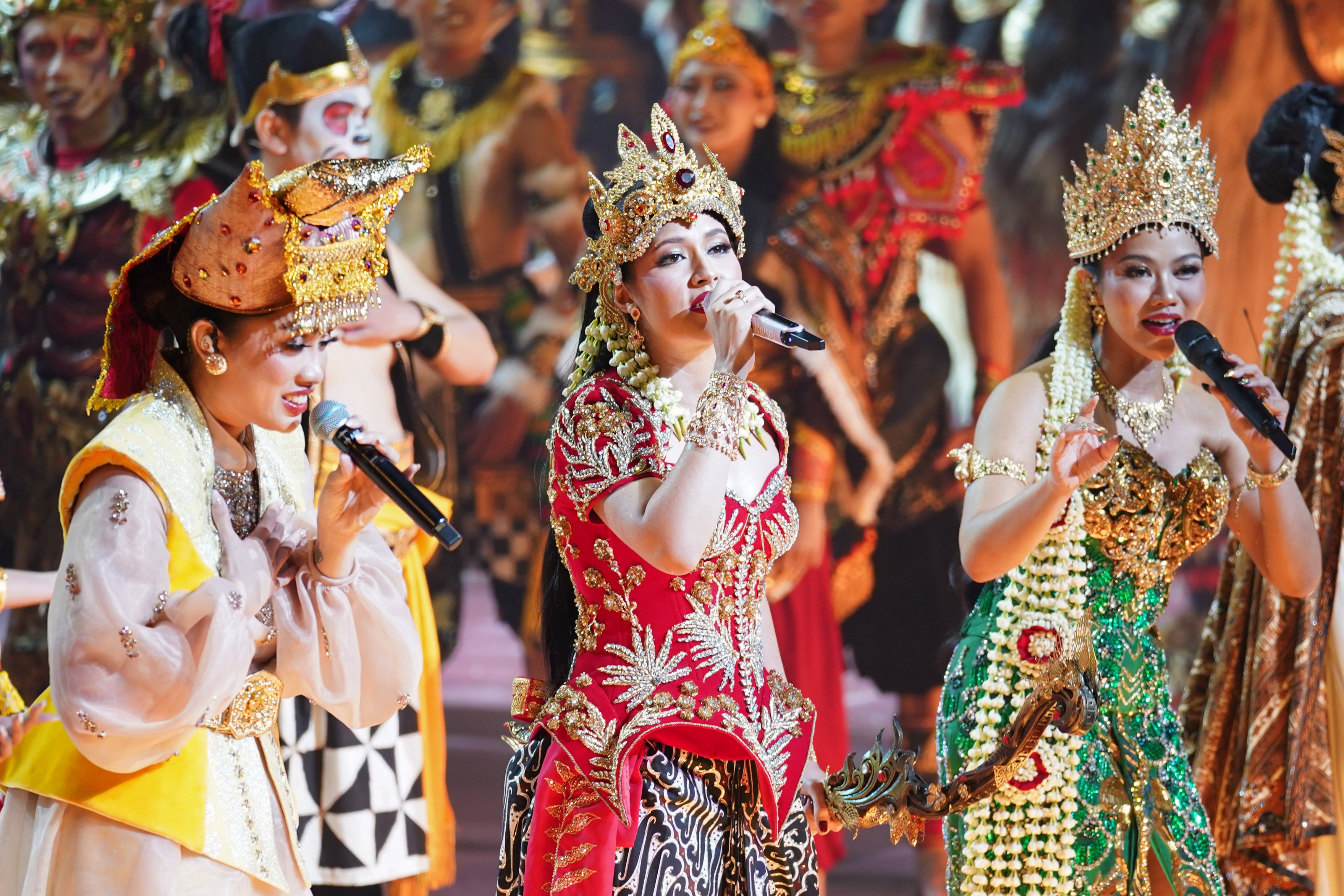 Penyanyi Raisa (tengah) bersama Yura Yunita (kanan) tampil pada Pagelaran Sabang Merauke - Hanya Indonesia Yang Punya di Indonesia Arena, Senayan, Jakarta, Jumat (21/8/2026). Mengusung tema Hikayat Srikandi Nusantara, pementasan ini mengangkat perjuangan perempuan nusantara dalam cerita rakyat Indonesia yang ditampilkan melalui perpaduan tarian, musik dan lagu serta etnik daerah dari Aceh hingga Papua.