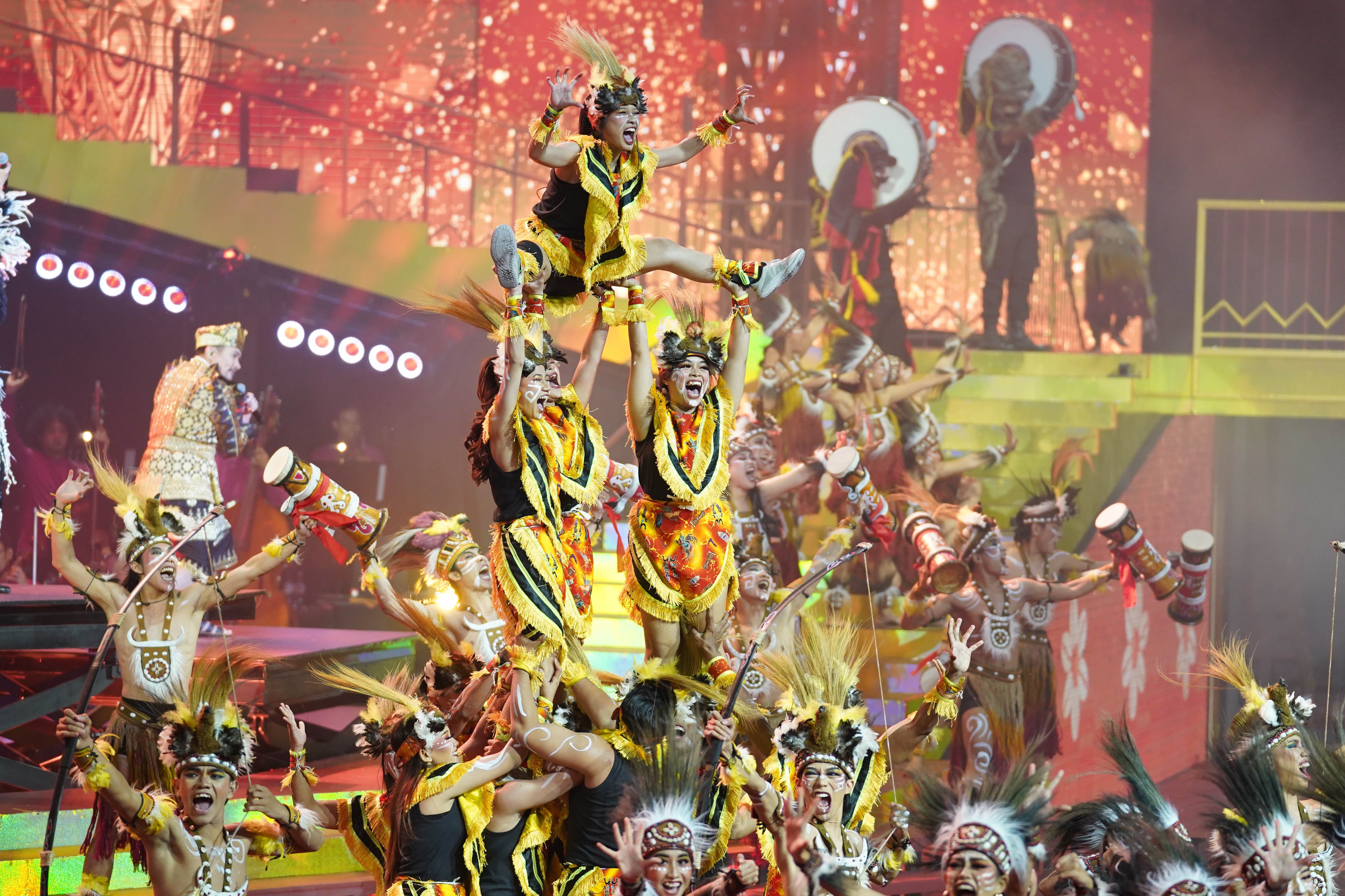 Sejumlah penari tampil pada Pagelaran Sabang Merauke - Hanya Indonesia Yang Punya di Indonesia Arena, Senayan, Jakarta, Jumat (21/8/2026). Mengusung tema Hikayat Srikandi Nusantara, pementasan ini mengangkat perjuangan perempuan nusantara dalam cerita rakyat Indonesia yang ditampilkan melalui perpaduan tarian, musik dan lagu serta etnik daerah dari Aceh hingga Papua.