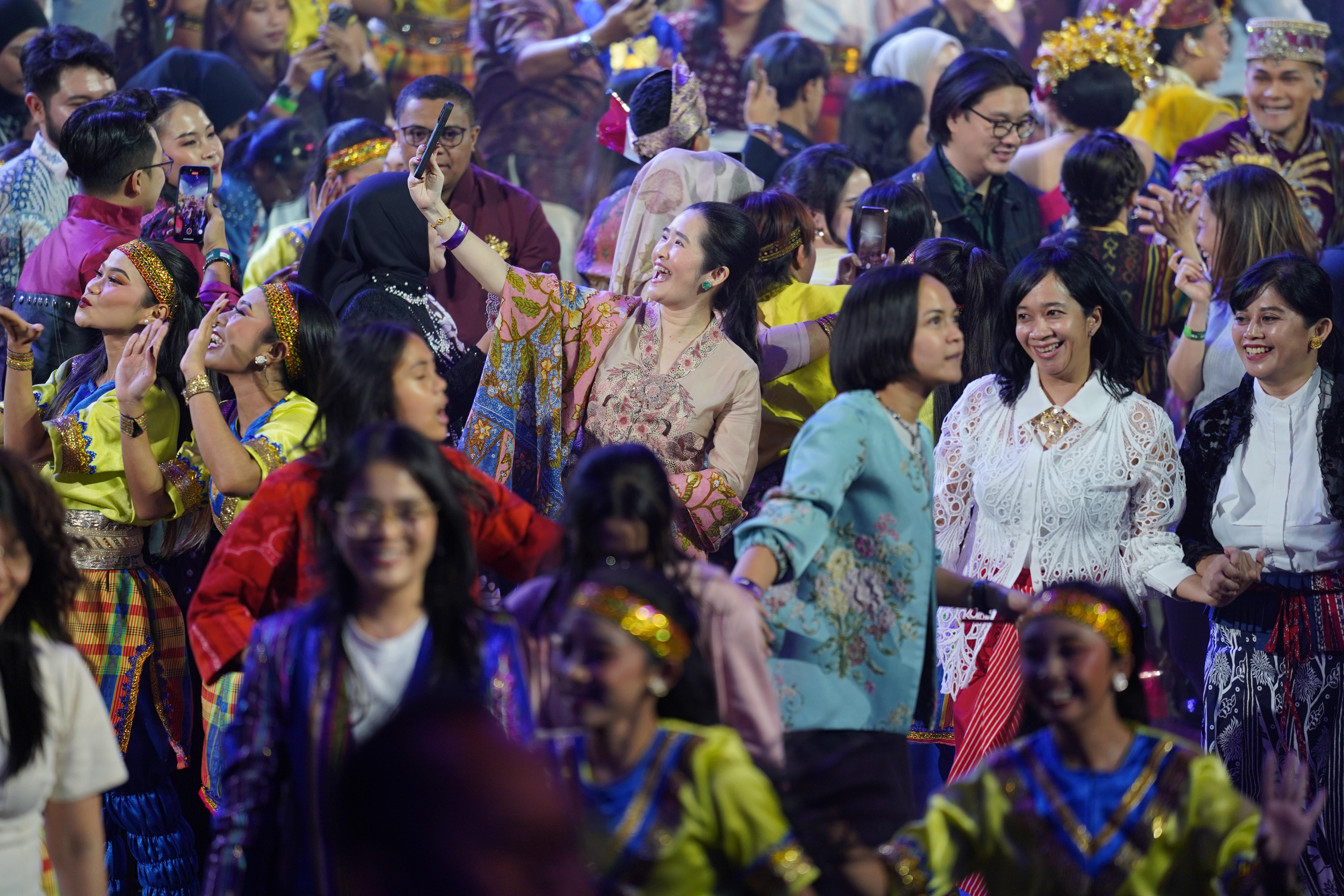 Sejumlah penonton ikut menari bersama pada Pagelaran Sabang Merauke - Hanya Indonesia Yang Punya di Indonesia Arena, Senayan, Jakarta, Jumat (21/8/2026). Mengusung tema Hikayat Srikandi Nusantara, pementasan ini mengangkat perjuangan perempuan nusantara dalam cerita rakyat Indonesia yang ditampilkan melalui perpaduan tarian, musik dan lagu serta etnik daerah dari Aceh hingga Papua.