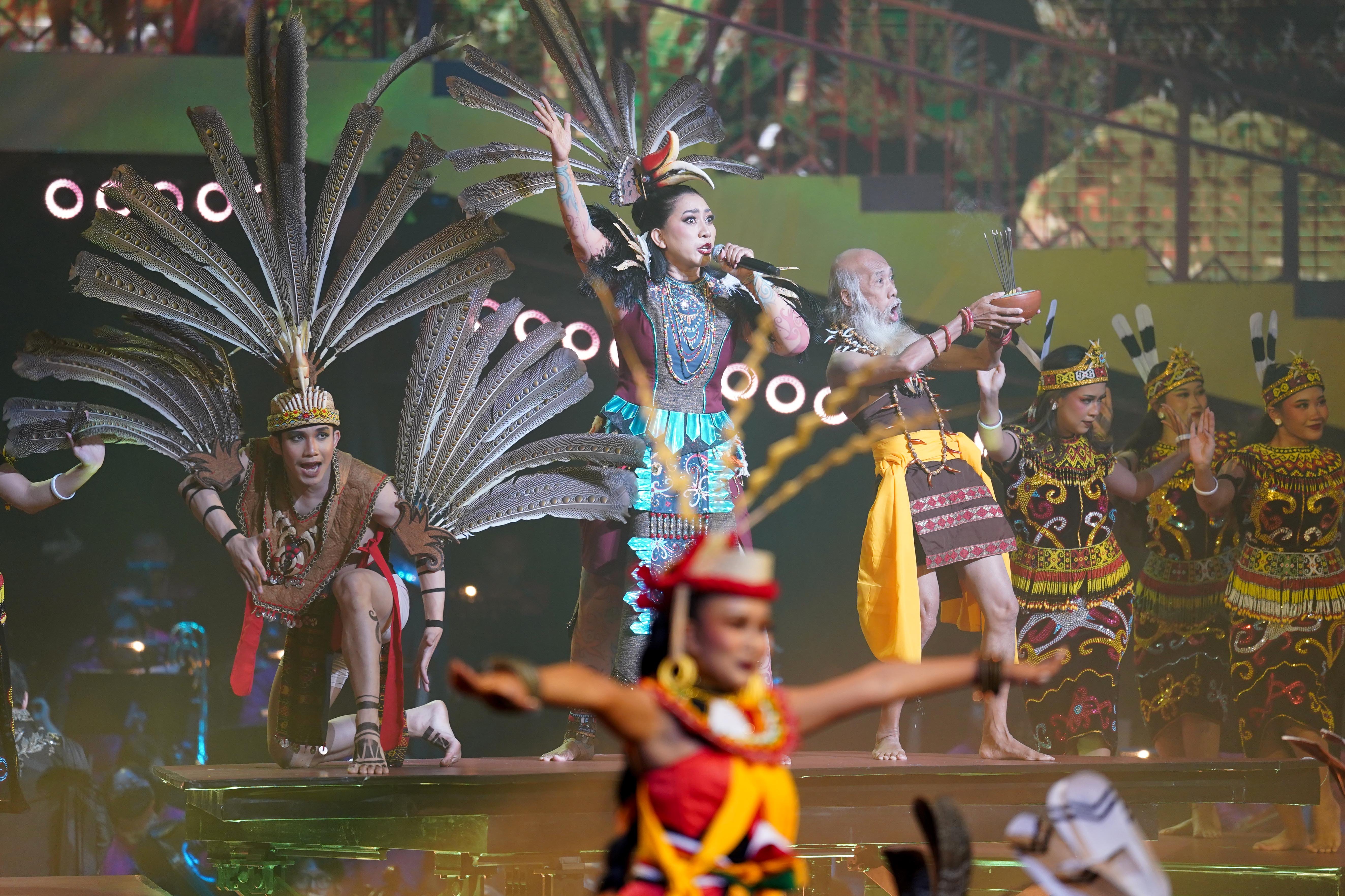 Penyanyi Yuyun Arfah (tengah) tampil pada Pagelaran Sabang Merauke - Hanya Indonesia Yang Punya di Indonesia Arena, Senayan, Jakarta, Jumat (21/8/2026). Mengusung tema Hikayat Srikandi Nusantara, pementasan ini mengangkat perjuangan perempuan nusantara dalam cerita rakyat Indonesia yang ditampilkan melalui perpaduan tarian, musik dan lagu serta etnik daerah dari Aceh hingga Papua.