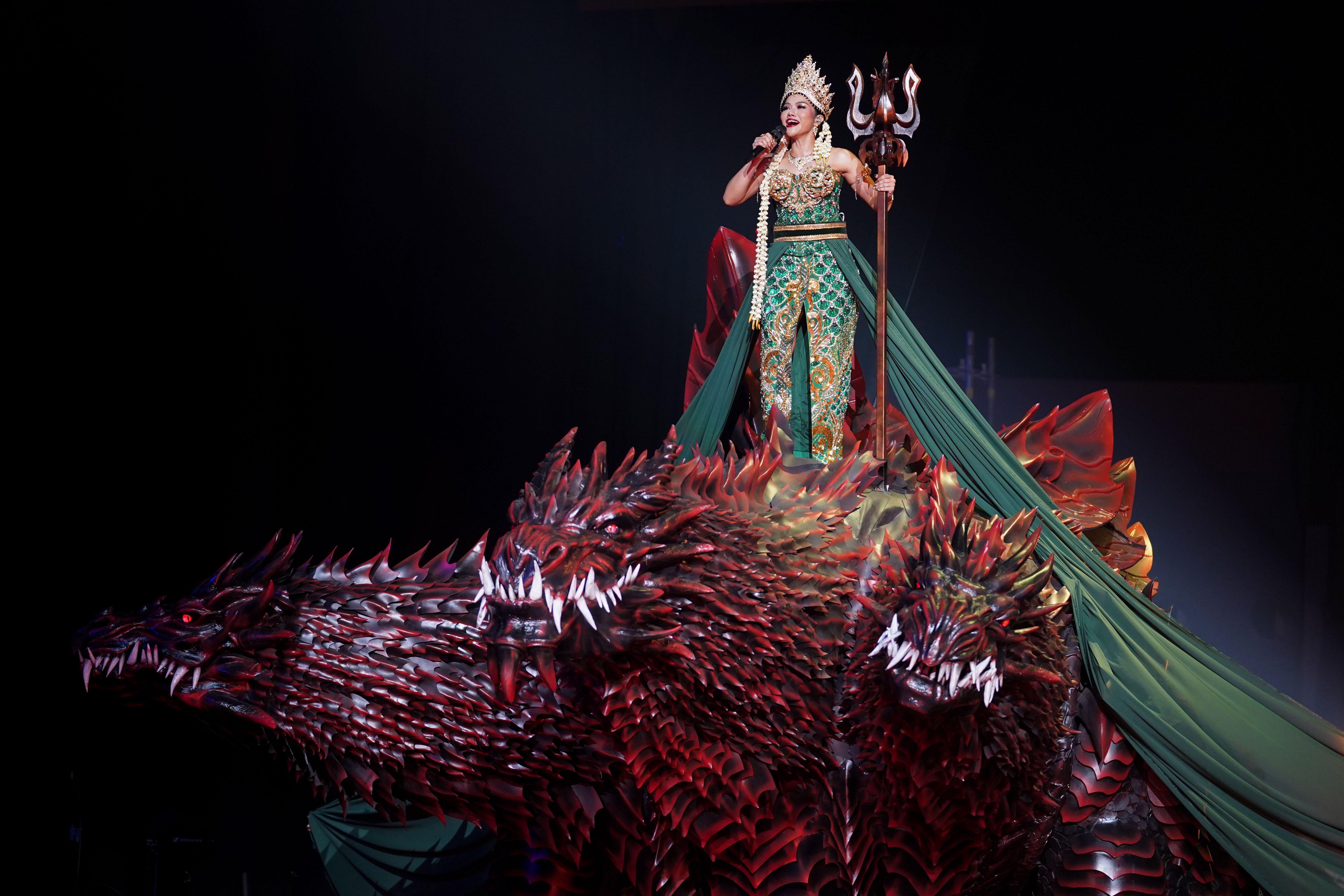 Penyanyi Yura Yunita tampil pada Pagelaran Sabang Merauke - Hanya Indonesia Yang Punya di Indonesia Arena, Senayan, Jakarta, Jumat (21/8/2026). Mengusung tema Hikayat Srikandi Nusantara, pementasan ini mengangkat perjuangan perempuan nusantara dalam cerita rakyat Indonesia yang ditampilkan melalui perpaduan tarian, musik dan lagu serta etnik daerah dari Aceh hingga Papua.