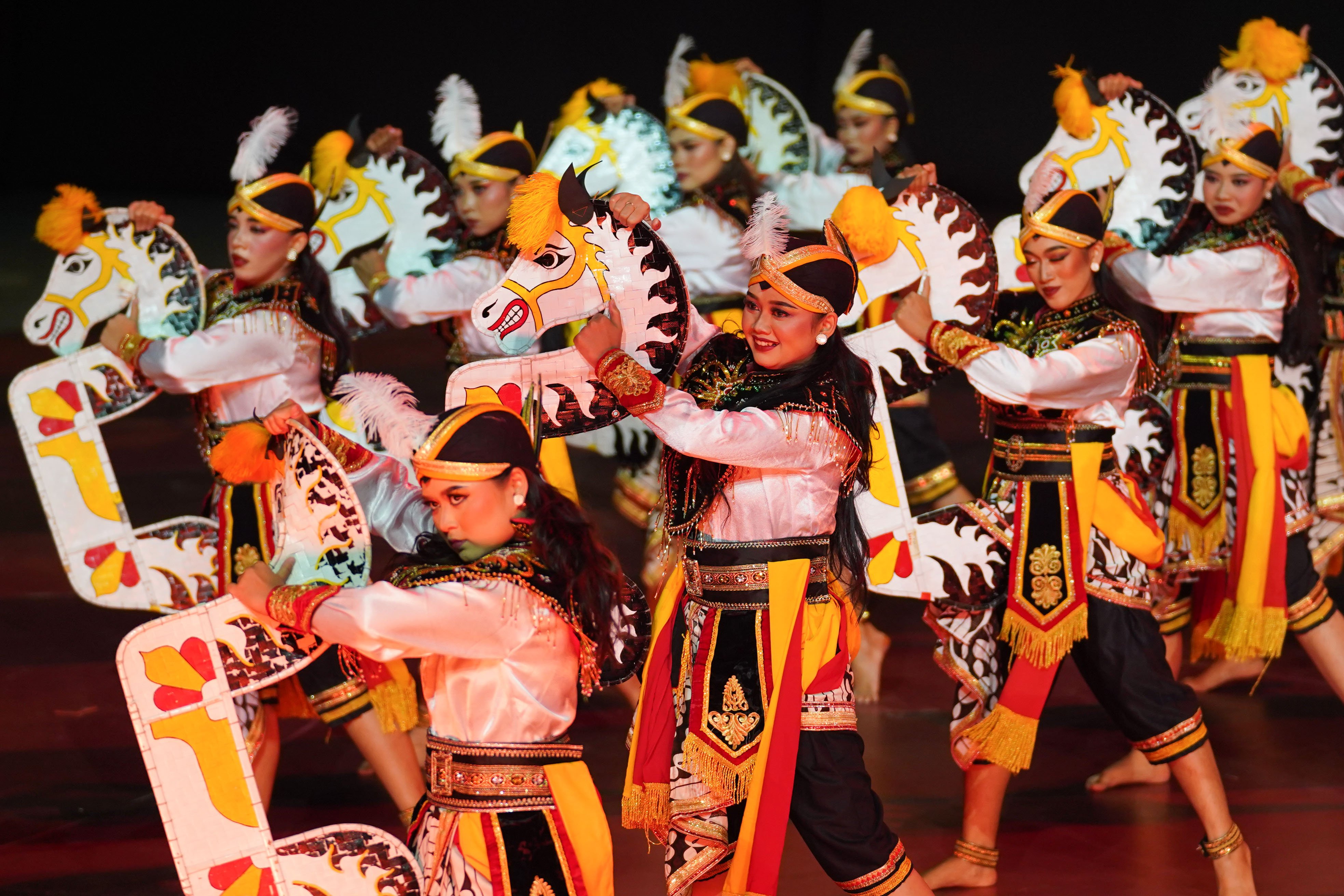 Sejumlah penari tampil pada Pagelaran Sabang Merauke - Hanya Indonesia Yang Punya di Indonesia Arena, Senayan, Jakarta, Jumat (21/8/2026). Mengusung tema Hikayat Srikandi Nusantara, pementasan ini mengangkat perjuangan perempuan nusantara dalam cerita rakyat Indonesia yang ditampilkan melalui perpaduan tarian, musik dan lagu serta etnik daerah dari Aceh hingga Papua.