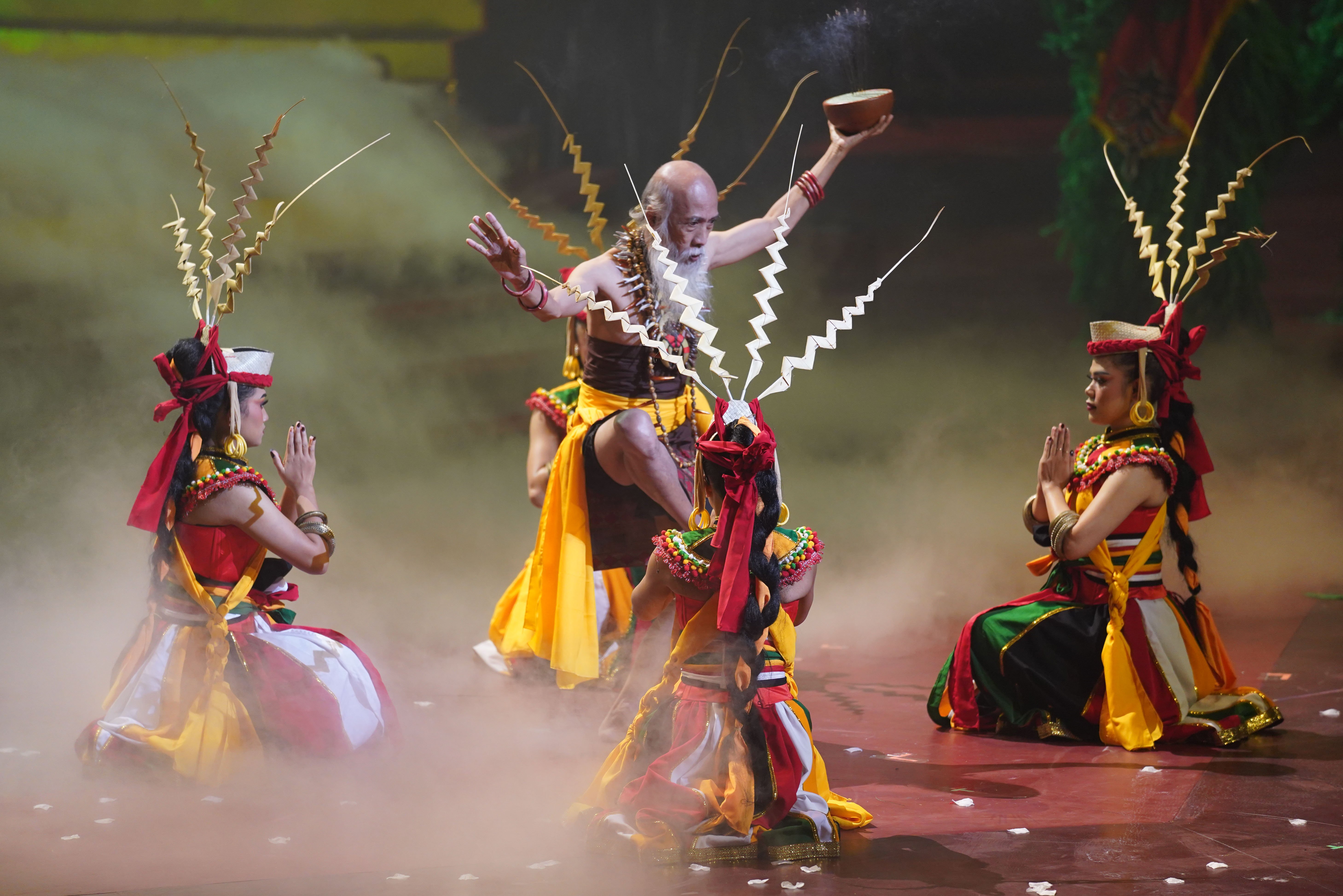 Sejumlah penari tampil pada Pagelaran Sabang Merauke - Hanya Indonesia Yang Punya di Indonesia Arena, Senayan, Jakarta, Jumat (21/8/2026). Mengusung tema Hikayat Srikandi Nusantara, pementasan ini mengangkat perjuangan perempuan nusantara dalam cerita rakyat Indonesia yang ditampilkan melalui perpaduan tarian, musik dan lagu serta etnik daerah dari Aceh hingga Papua.