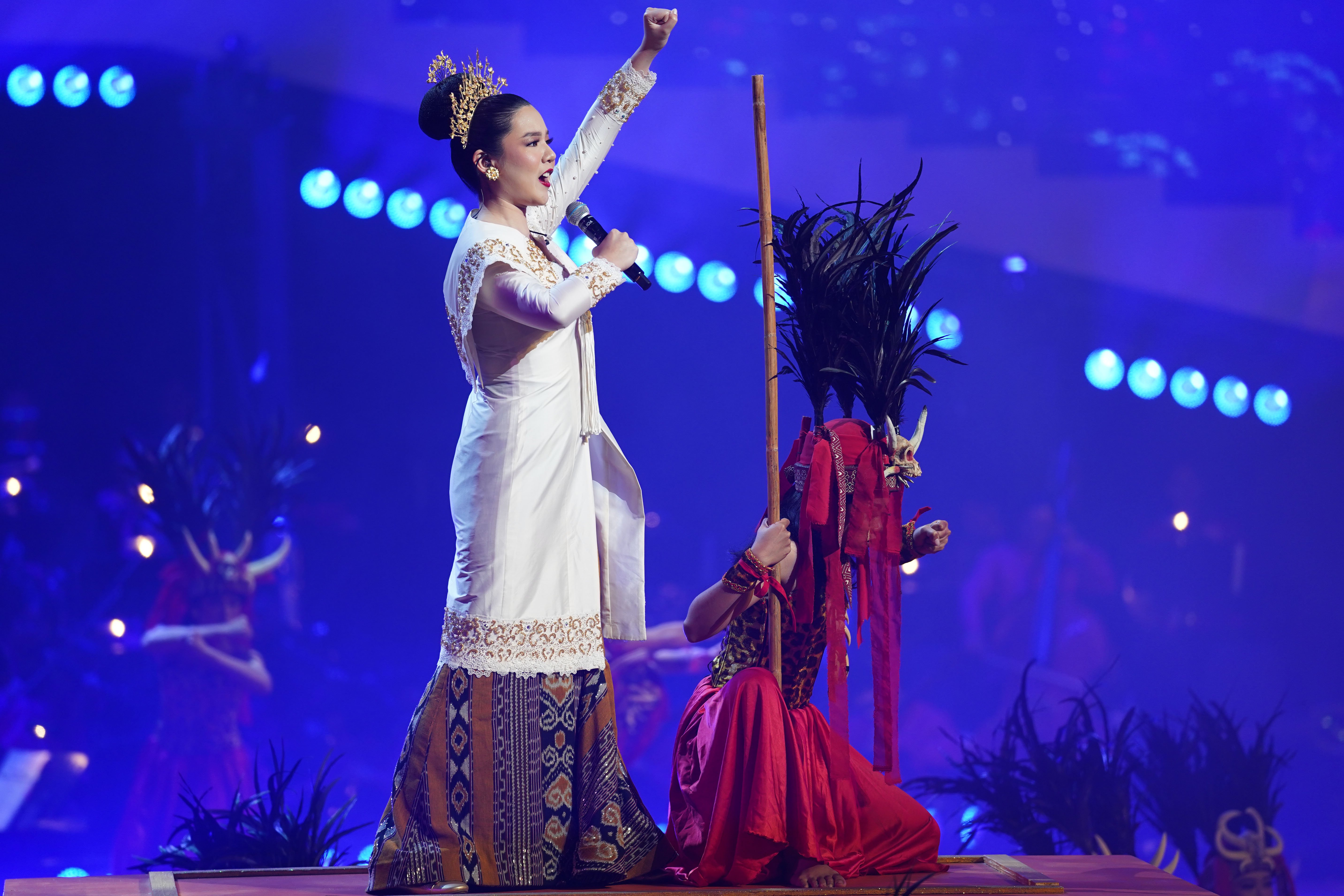 Penyanyi Alicia Hartono tampil pada Pagelaran Sabang Merauke - Hanya Indonesia Yang Punya di Indonesia Arena, Senayan, Jakarta, Jumat (21/8/2026). Mengusung tema Hikayat Srikandi Nusantara, pementasan ini mengangkat perjuangan perempuan nusantara dalam cerita rakyat Indonesia yang ditampilkan melalui perpaduan tarian, musik dan lagu serta etnik daerah dari Aceh hingga Papua.