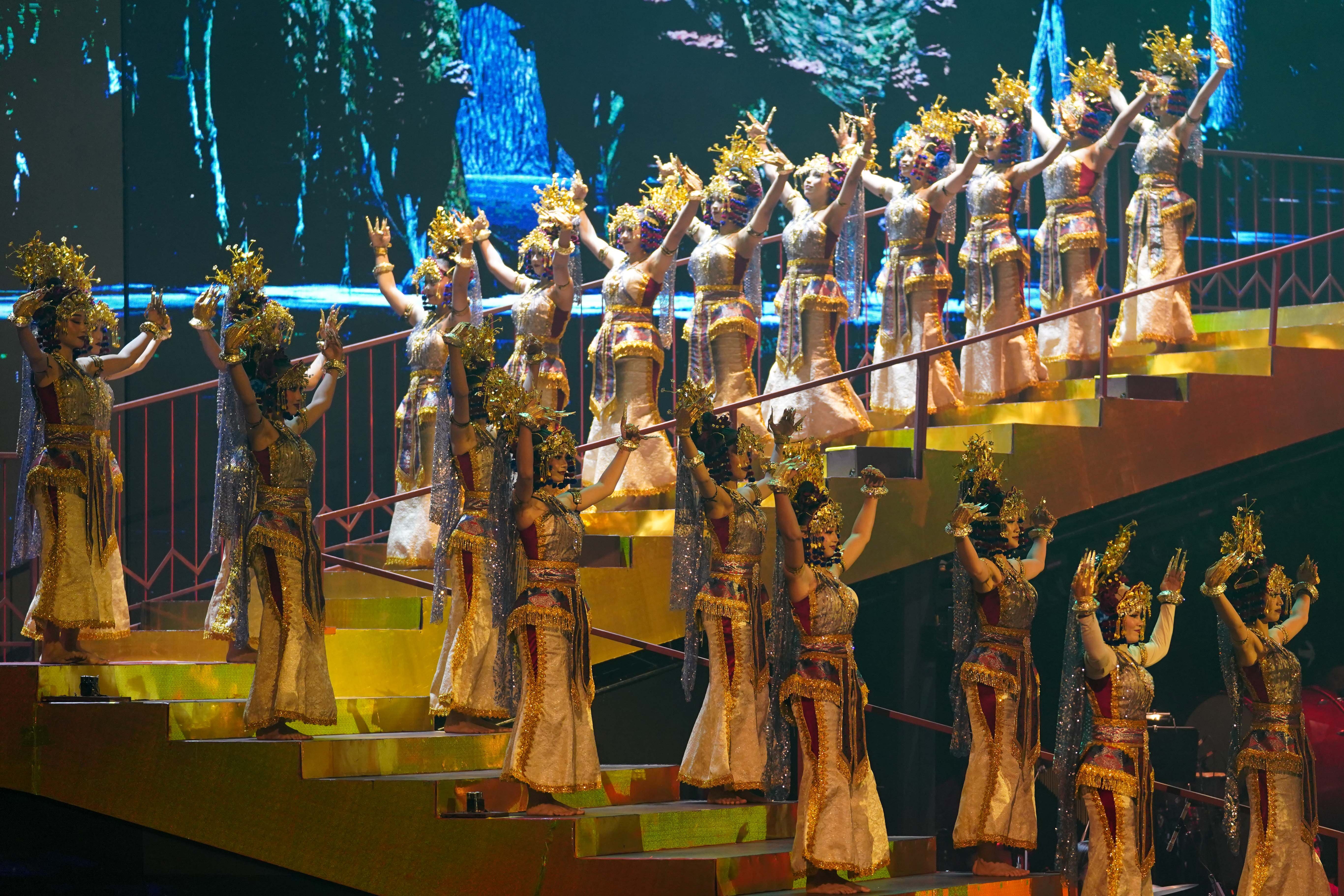 Sejumlah penari tampil pada Pagelaran Sabang Merauke - Hanya Indonesia Yang Punya di Indonesia Arena, Senayan, Jakarta, Jumat (21/8/2026). Mengusung tema Hikayat Srikandi Nusantara, pementasan ini mengangkat perjuangan perempuan nusantara dalam cerita rakyat Indonesia yang ditampilkan melalui perpaduan tarian, musik dan lagu serta etnik daerah dari Aceh hingga Papua.