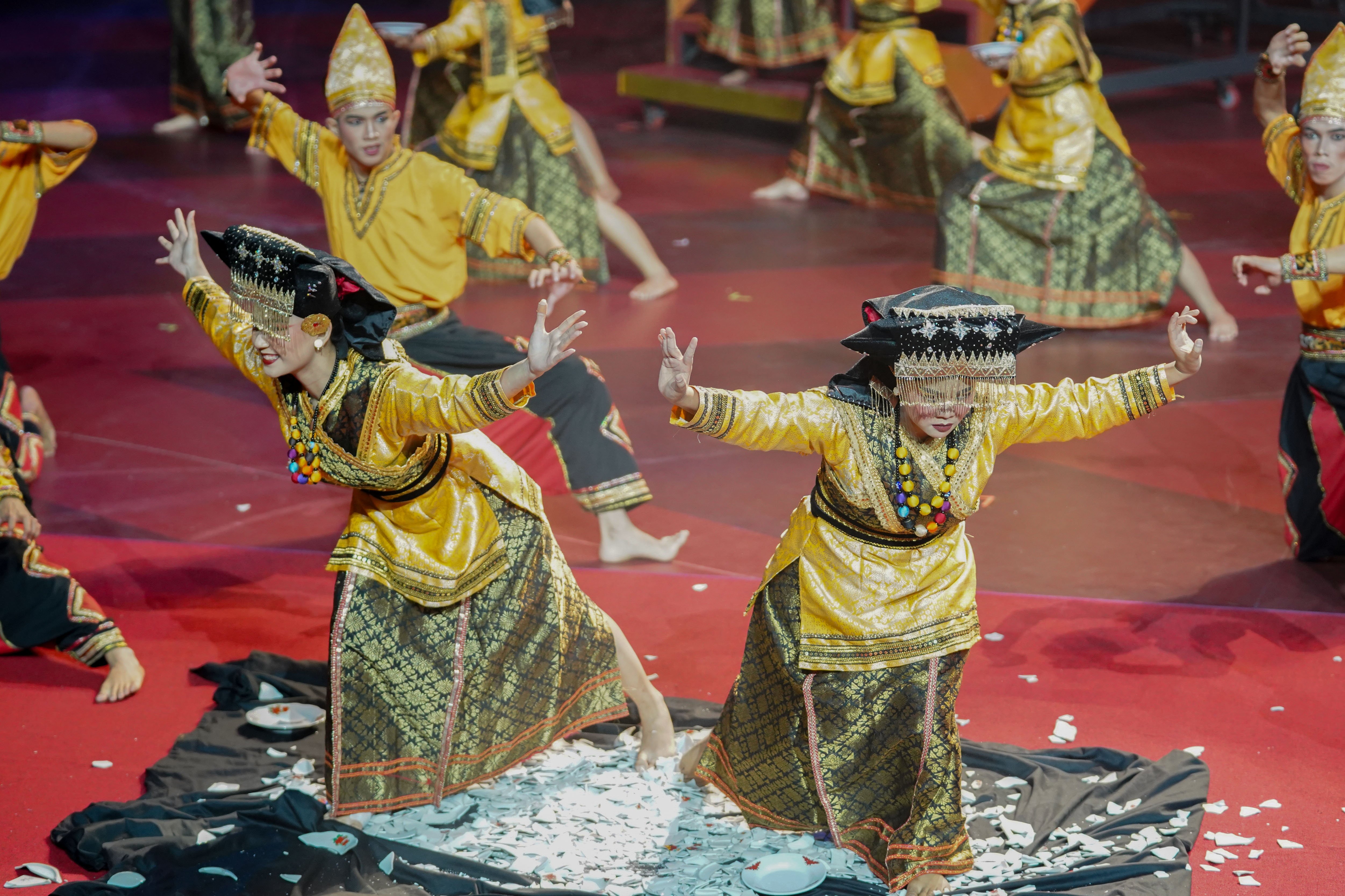 Sejumlah penari tampil pada Pagelaran Sabang Merauke - Hanya Indonesia Yang Punya di Indonesia Arena, Senayan, Jakarta, Jumat (21/8/2026). Mengusung tema Hikayat Srikandi Nusantara, pementasan ini mengangkat perjuangan perempuan nusantara dalam cerita rakyat Indonesia yang ditampilkan melalui perpaduan tarian, musik dan lagu serta etnik daerah dari Aceh hingga Papua.