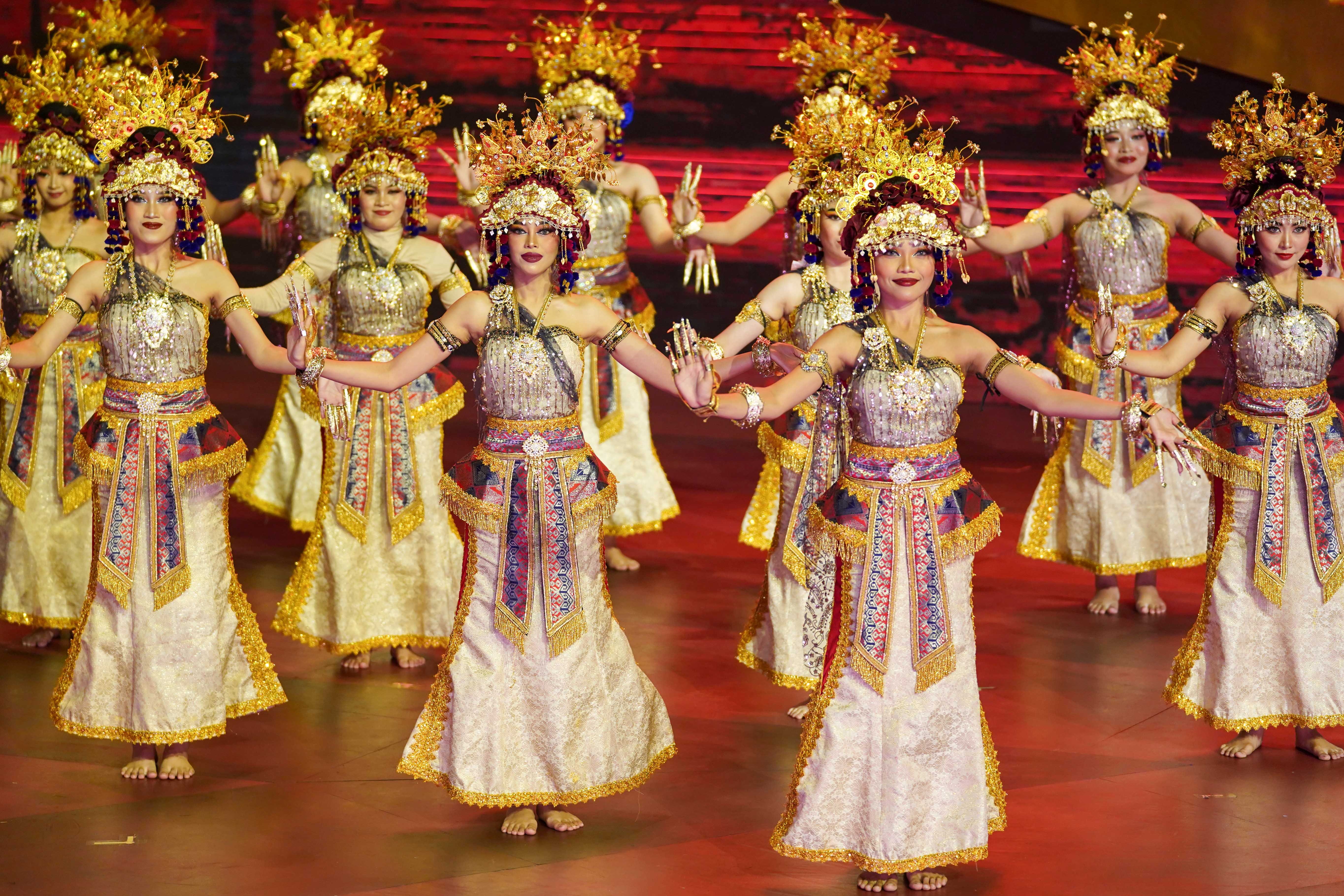 Sejumlah penari tampil pada Pagelaran Sabang Merauke - Hanya Indonesia Yang Punya di Indonesia Arena, Senayan, Jakarta, Jumat (21/8/2026). Mengusung tema Hikayat Srikandi Nusantara, pementasan ini mengangkat perjuangan perempuan nusantara dalam cerita rakyat Indonesia yang ditampilkan melalui perpaduan tarian, musik dan lagu serta etnik daerah dari Aceh hingga Papua.