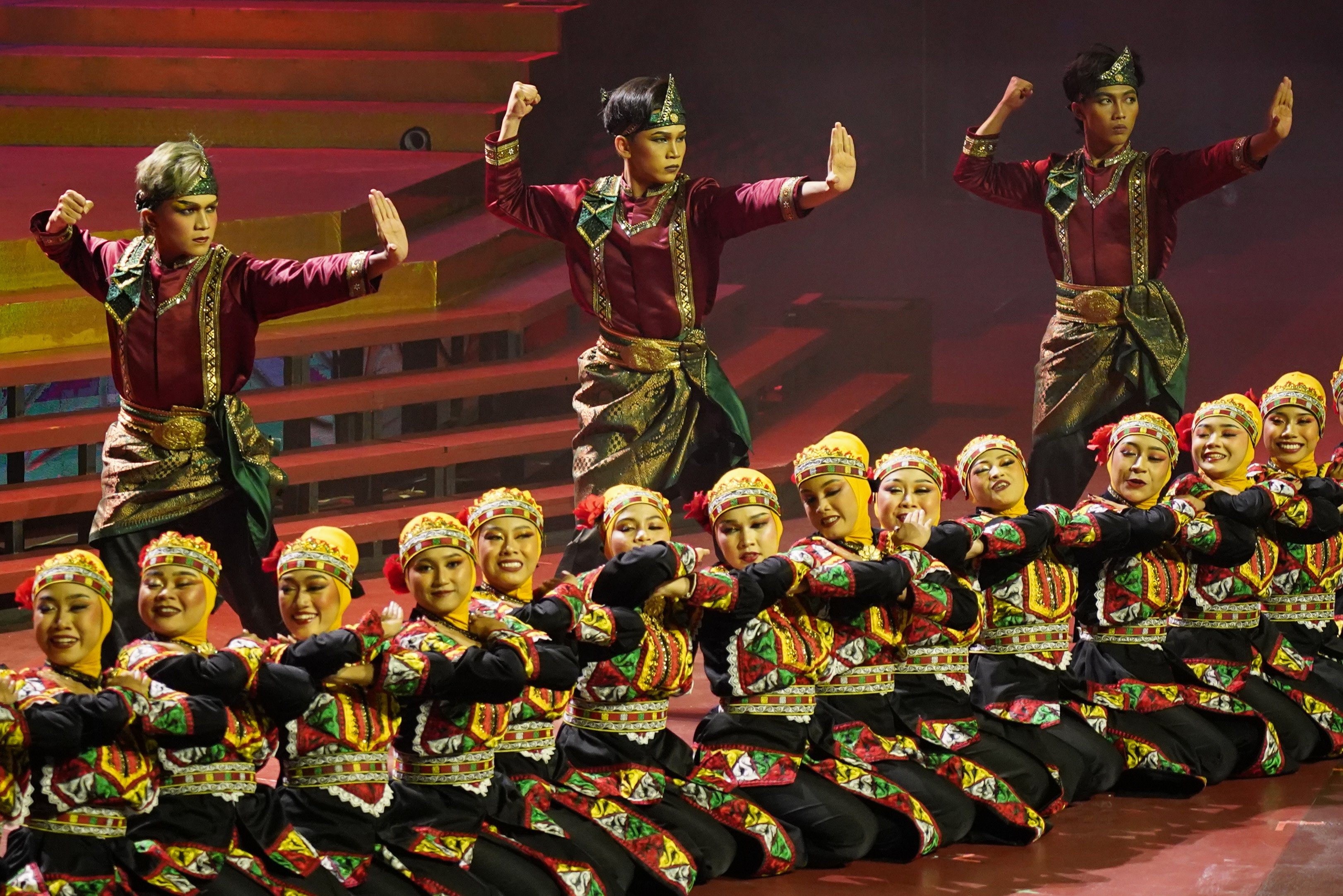 Sejumlah penari tampil pada Pagelaran Sabang Merauke - Hanya Indonesia Yang Punya di Indonesia Arena, Senayan, Jakarta, Jumat (21/8/2026). Mengusung tema Hikayat Srikandi Nusantara, pementasan ini mengangkat perjuangan perempuan nusantara dalam cerita rakyat Indonesia yang ditampilkan melalui perpaduan tarian, musik dan lagu serta etnik daerah dari Aceh hingga Papua.