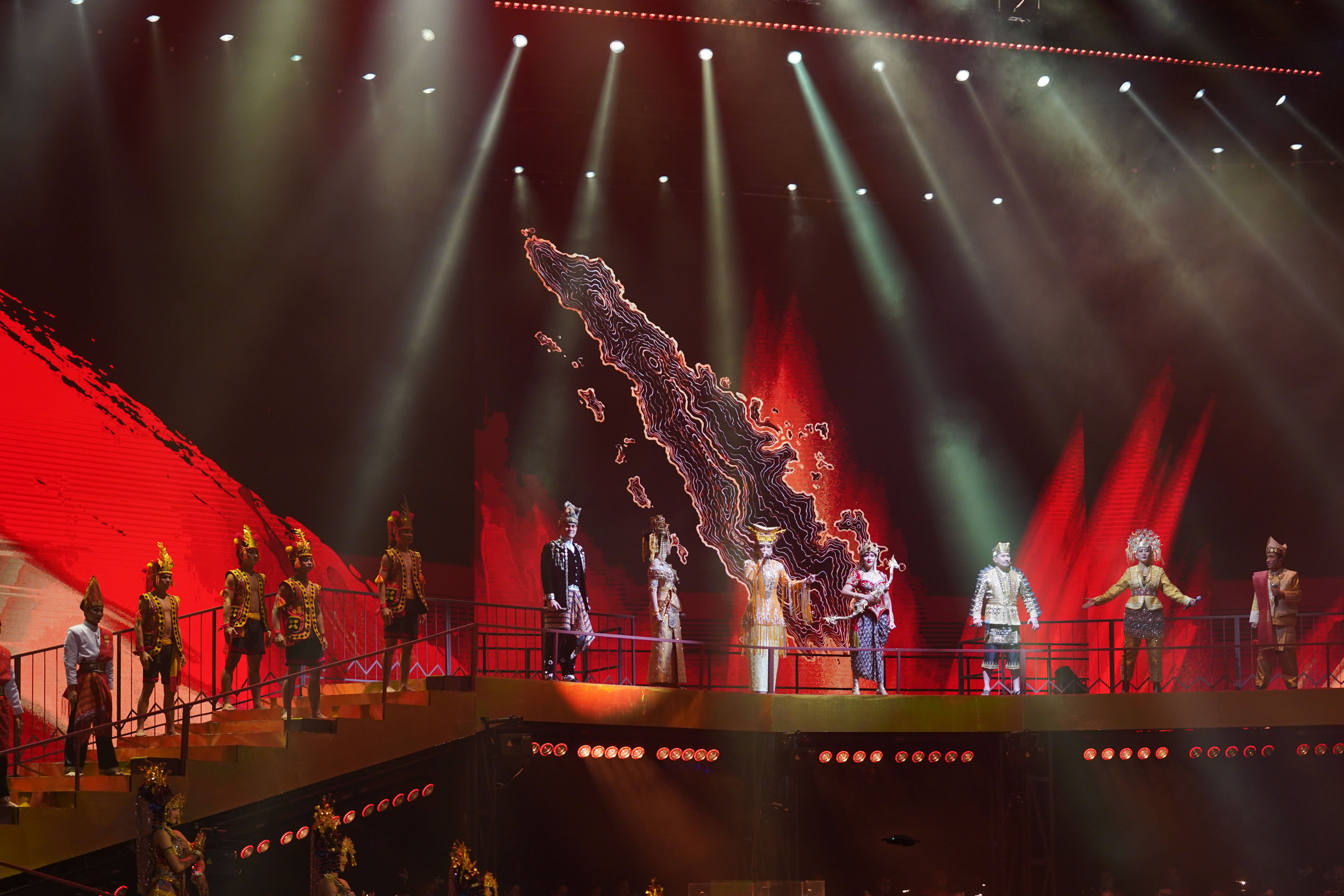 Sejumlah penari tampil pada Pagelaran Sabang Merauke - Hanya Indonesia Yang Punya di Indonesia Arena, Senayan, Jakarta, Jumat (21/8/2026). Mengusung tema Hikayat Srikandi Nusantara, pementasan ini mengangkat perjuangan perempuan nusantara dalam cerita rakyat Indonesia yang ditampilkan melalui perpaduan tarian, musik dan lagu serta etnik daerah dari Aceh hingga Papua.