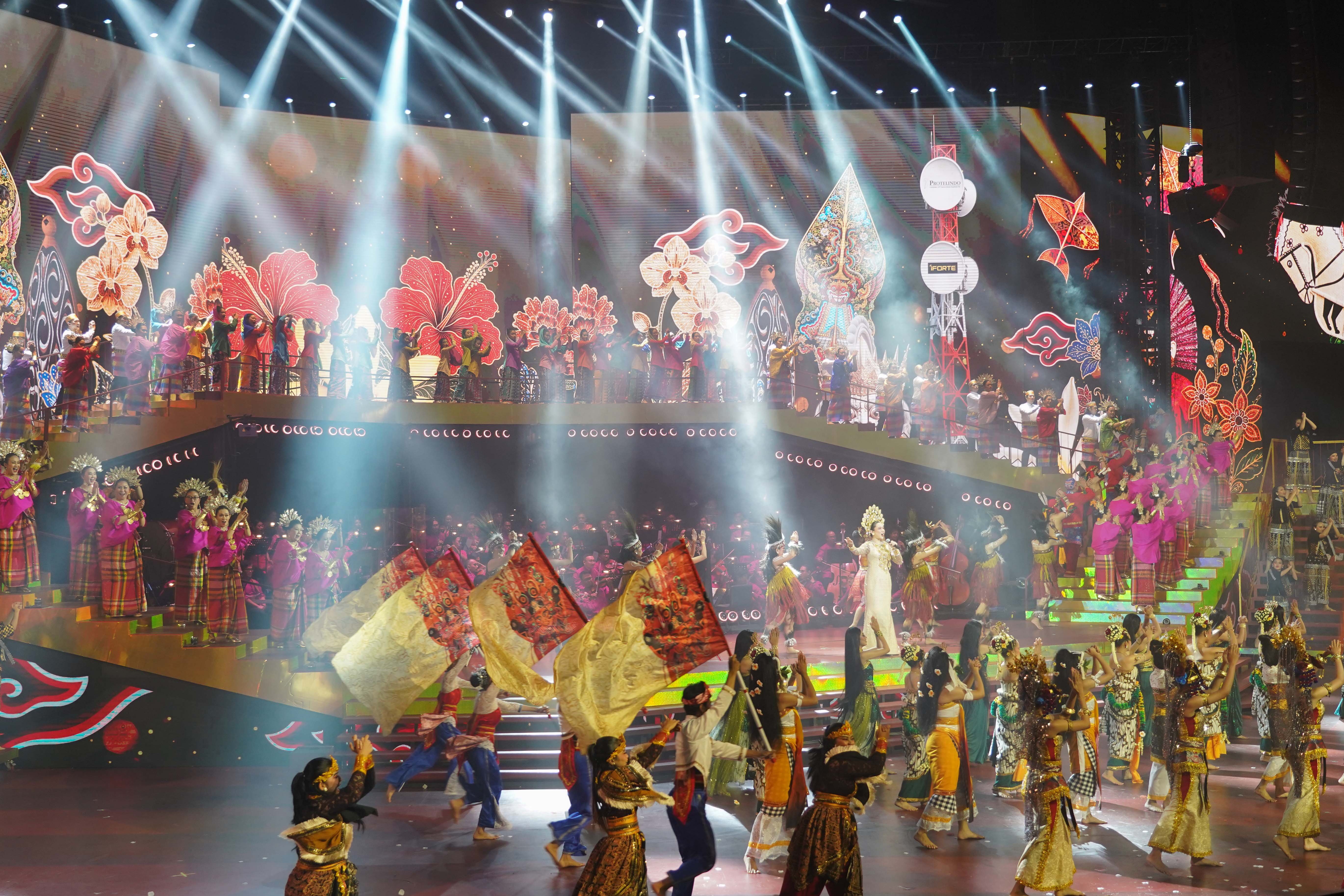 Sejumlah penari tampil pada Pagelaran Sabang Merauke - Hanya Indonesia Yang Punya di Indonesia Arena, Senayan, Jakarta, Jumat (21/8/2026). Mengusung tema Hikayat Srikandi Nusantara, pementasan ini mengangkat perjuangan perempuan nusantara dalam cerita rakyat Indonesia yang ditampilkan melalui perpaduan tarian, musik dan lagu serta etnik daerah dari Aceh hingga Papua.