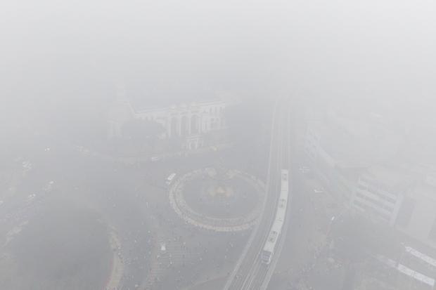 Foto udara kawasan Bundaran Masjid Agung Sultan Mahmud Badaruddin I Jayo Wikramo yang tertutup kabut asap di Kota Palembang, Sumatera Selatan, Minggu (23/8/2026). Berdasarkan citra satelit Himawari-9 yang dipantau BMKG pada Minggu (23/8) pukul 10:00 WIB, terdeteksi terjadi sebaran asap di wilayah Sumatera Selatan, Riau, Jambi, Kalimantan Barat, Kalimantan Tengah, Kalimantan Selata, Maluku, Papua Barat, Papua Tengah dan Papua Selatan akibat kebakaran hutan dan lahan yang terjadi di daerah tersebut.