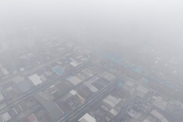 Foto udara kawasan pemukiman Seberang Ilir yang tertutup kabut asap di Kota Palembang, Sumatera Selatan, Minggu (23/8/2026). Berdasarkan citra satelit Himawari-9 yang dipantau BMKG pada Minggu (23/8) pukul 10:00 WIB, terdeteksi terjadi sebaran asap di wilayah Sumatera Selatan, Riau, Jambi, Kalimantan Barat, Kalimantan Tengah, Kalimantan Selata, Maluku, Papua Barat, Papua Tengah dan Papua Selatan akibat kebakaran hutan dan lahan yang terjadi di daerah tersebut, dan menyebabkan jarak pandang di Kota Palembang