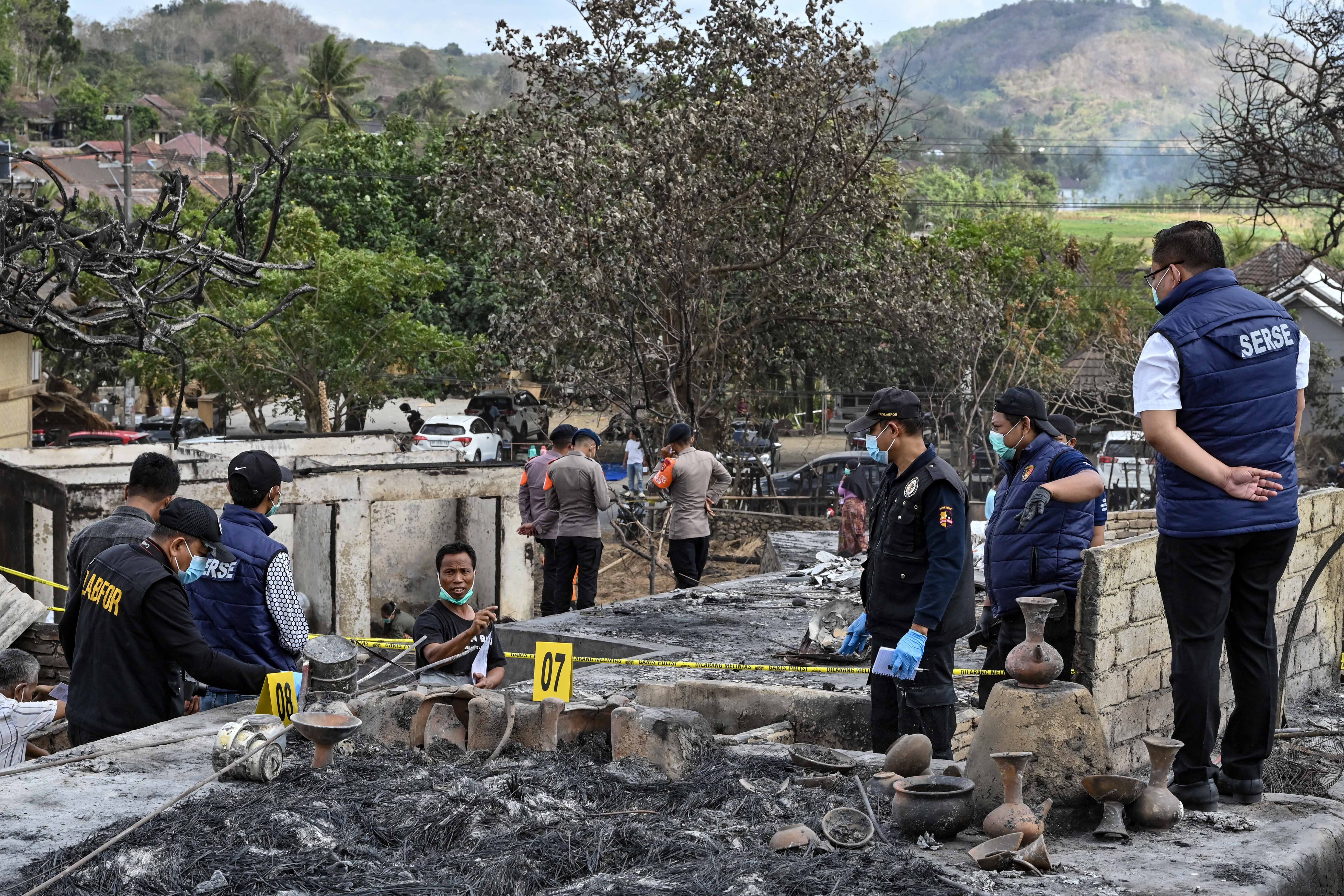 Personel Tim Laboratorium Forensik (Labfor) Polda Bali melakukan olah Tempat Kejadian Perkara (TKP) kebakaran Desa adat Sade, Rembitan, Kecamatan Pujut, Praya, Lombok Tengah, NTB, Senin (24/8/2026). Olah TKP dengan menyisir sebagian puing-puing bangunan rumah adat tersebut untuk menyelidiki penyebab kebakaran kawasan Desa Adat Sade yang terjadi pada Sabtu (22/8) pukul 20.00 Wita dan menghanguskan sekitar 120 bangunan rumah adat. 