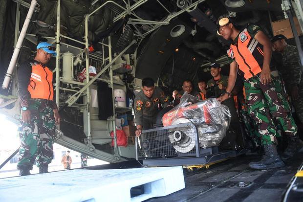 Personel TNI menurunkan bantuan sarana dan prasarana alat pemadam api dari pesawat Hercules C-130 saat tiba di Base Ops Lanud Dhomber Balikpapan, Kalimantan Timur, Rabu (26/8/2026). Kementerian Pertahanan dan Kementerian Pertanian menyalurkan bantuan 100 unit pompa air dan sejumlah peralatan pendukung yang akan digunakan untuk menangani karhutla di wilayah Kaltim.