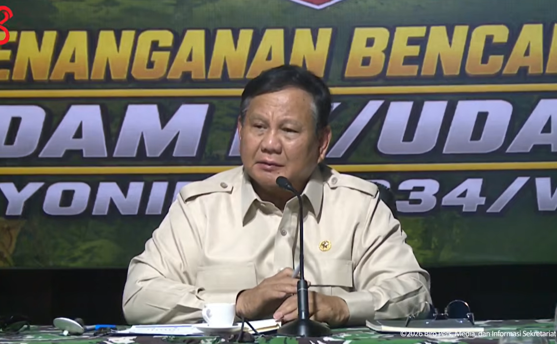 Presiden Prabowo Subianto saat memimpin rapat di Posko Penanganan Bencana Alam NTT di Kabupaten Nagakeo pada Rabu (26/8).