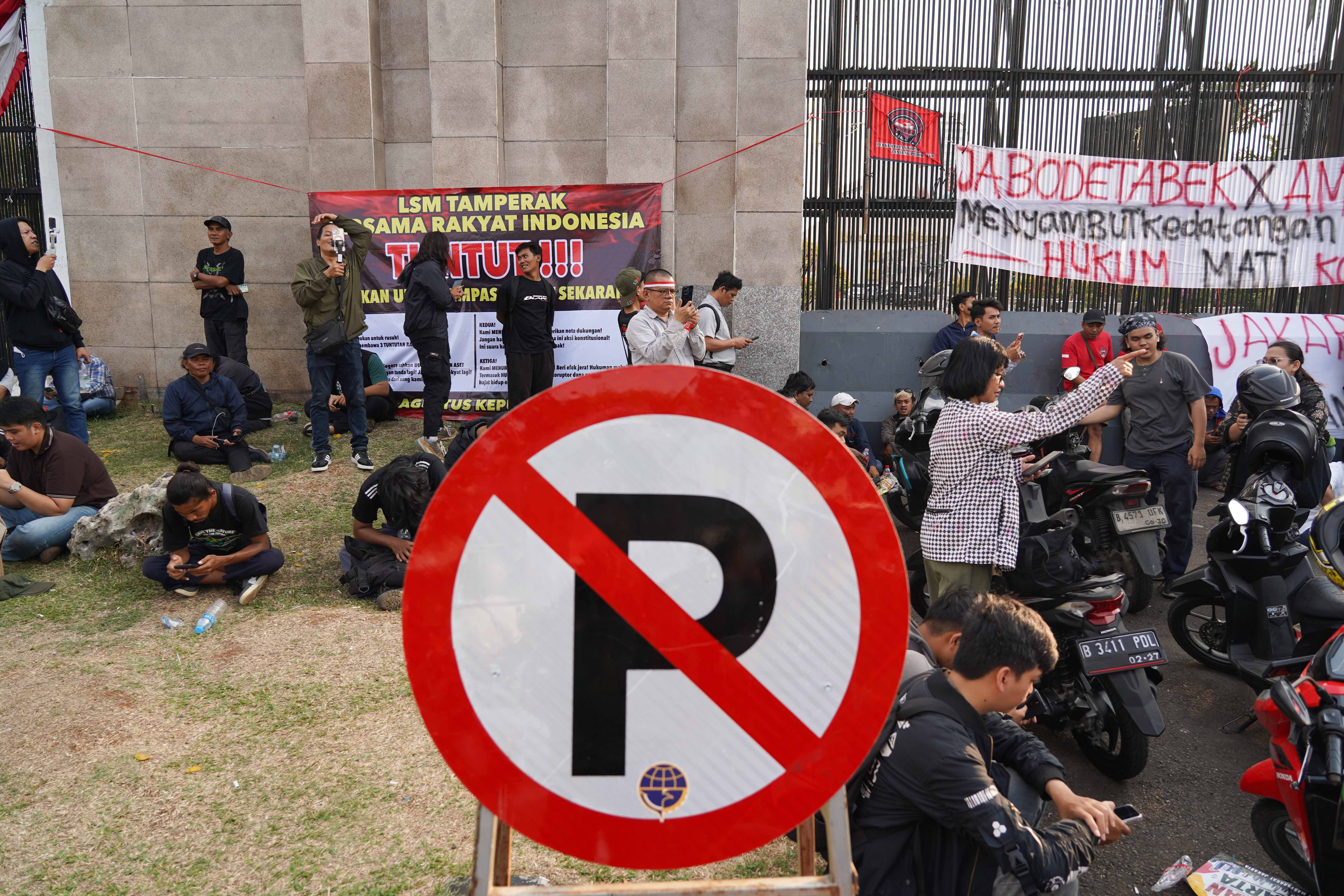 Sejumlah elemen masyarakat berada di sekitar kawasan Gerbang DPR, Jakarta, Rabu (26/8/2026). Pada aksi yang akan digelar pada Kamis (27/8) oleh massa Aliansi Masyarakat Pati Bersatu (AMPB) ini menyerukan sejumlah tuntutan yang berkaitan dengan pemberantasan korupsi dan pembentukan regulasi mengenai perampasan aset.