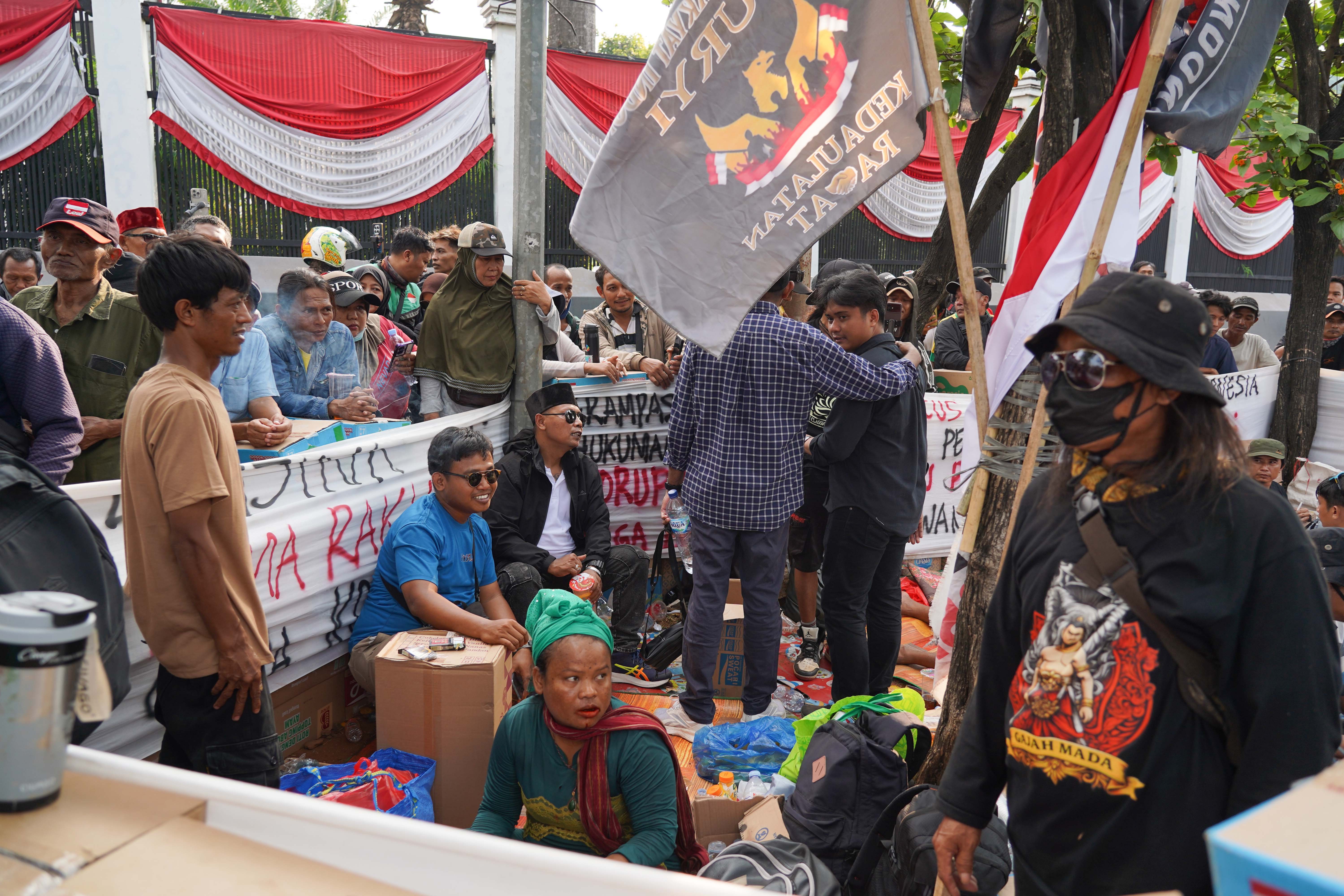 Sejumlah elemen masyarakat berada di sekitar kawasan Gerbang DPR, Jakarta, Rabu (26/8/2026). Pada aksi yang akan digelar pada Kamis (27/8) oleh massa Aliansi Masyarakat Pati Bersatu (AMPB) ini menyerukan sejumlah tuntutan yang berkaitan dengan pemberantasan korupsi dan pembentukan regulasi mengenai perampasan aset.