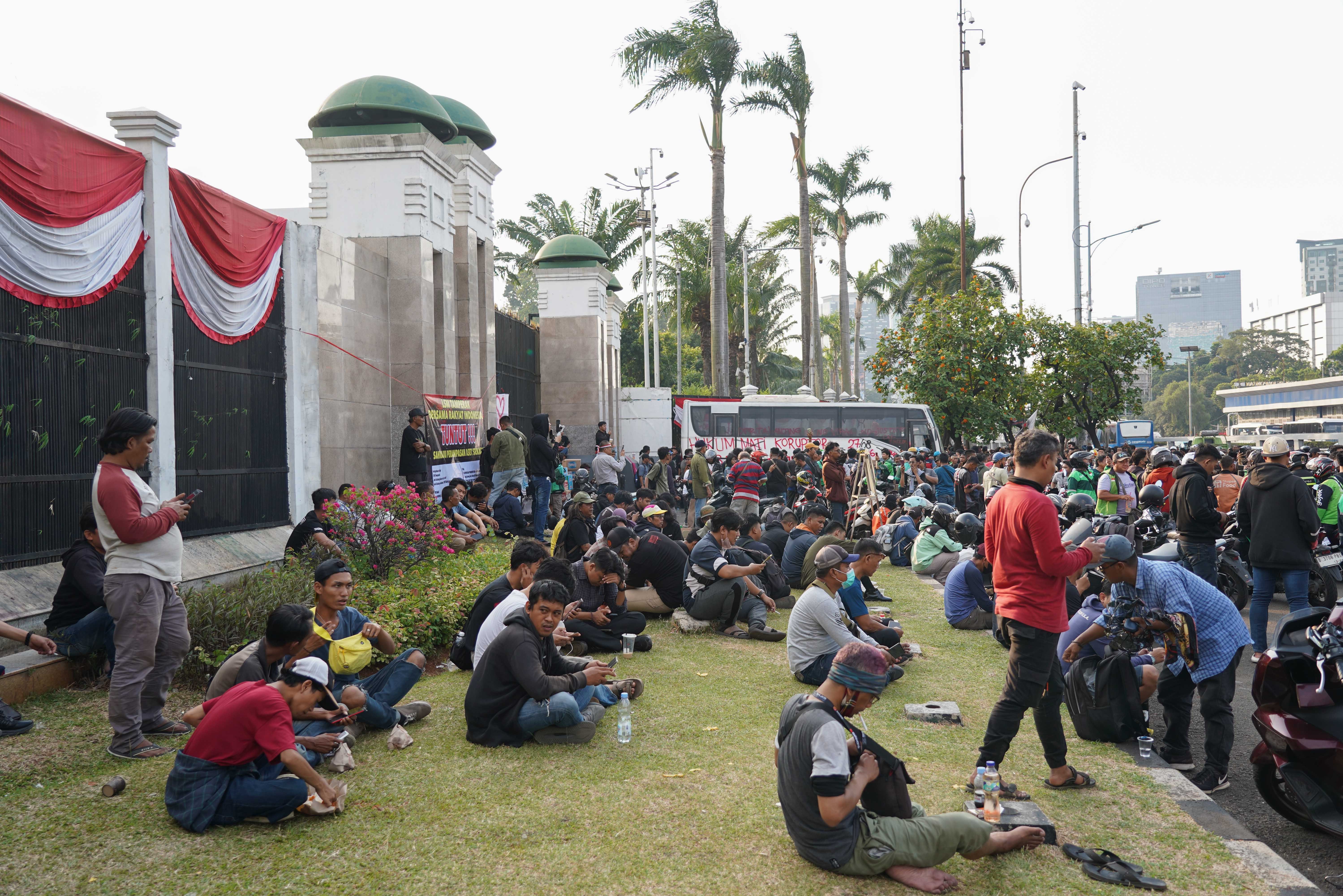 Sejumlah elemen masyarakat berada di sekitar kawasan Gerbang DPR, Jakarta, Rabu (26/8/2026). Pada aksi yang akan digelar pada Kamis (27/8) oleh massa Aliansi Masyarakat Pati Bersatu (AMPB) ini menyerukan sejumlah tuntutan yang berkaitan dengan pemberantasan korupsi dan pembentukan regulasi mengenai perampasan aset.