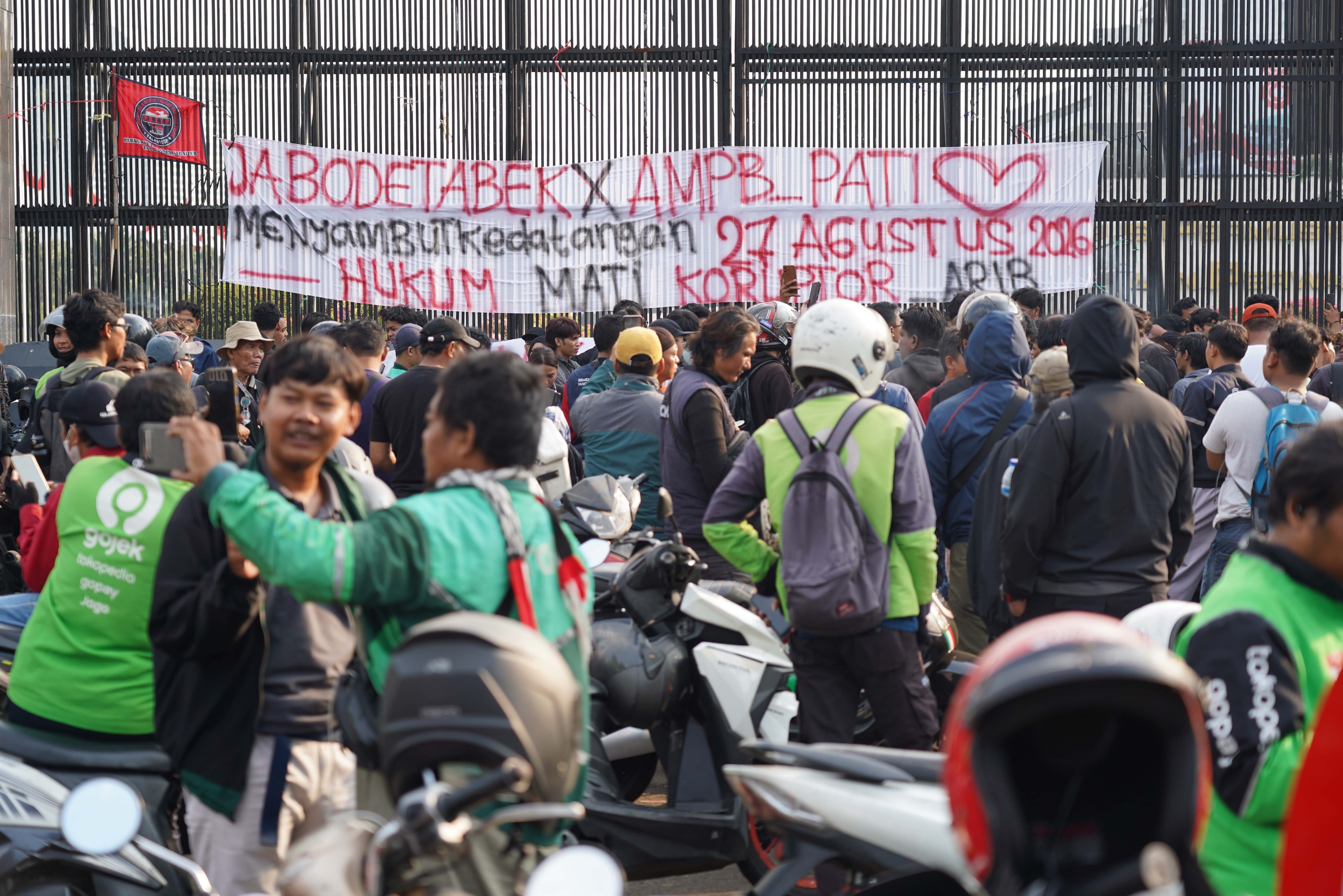 Sejumlah elemen masyarakat berada di sekitar kawasan Gerbang DPR, Jakarta, Rabu (26/8/2026). Pada aksi yang akan digelar pada Kamis (27/8) oleh massa Aliansi Masyarakat Pati Bersatu (AMPB) ini menyerukan sejumlah tuntutan yang berkaitan dengan pemberantasan korupsi dan pembentukan regulasi mengenai perampasan aset.