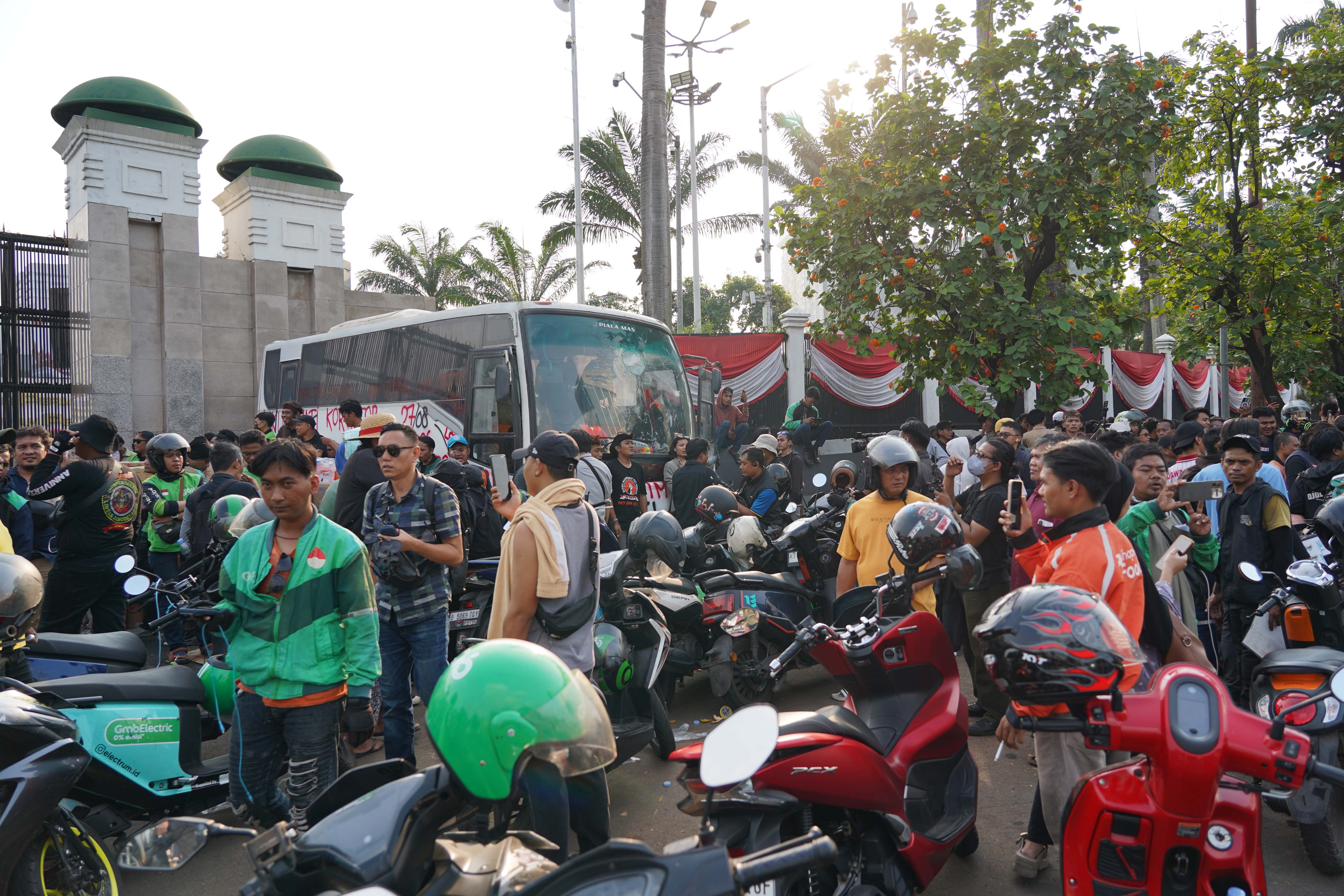 Sejumlah elemen masyarakat berada di sekitar kawasan Gerbang DPR, Jakarta, Rabu (26/8/2026). Pada aksi yang akan digelar pada Kamis (27/8) oleh massa Aliansi Masyarakat Pati Bersatu (AMPB) ini menyerukan sejumlah tuntutan yang berkaitan dengan pemberantasan korupsi dan pembentukan regulasi mengenai perampasan aset.