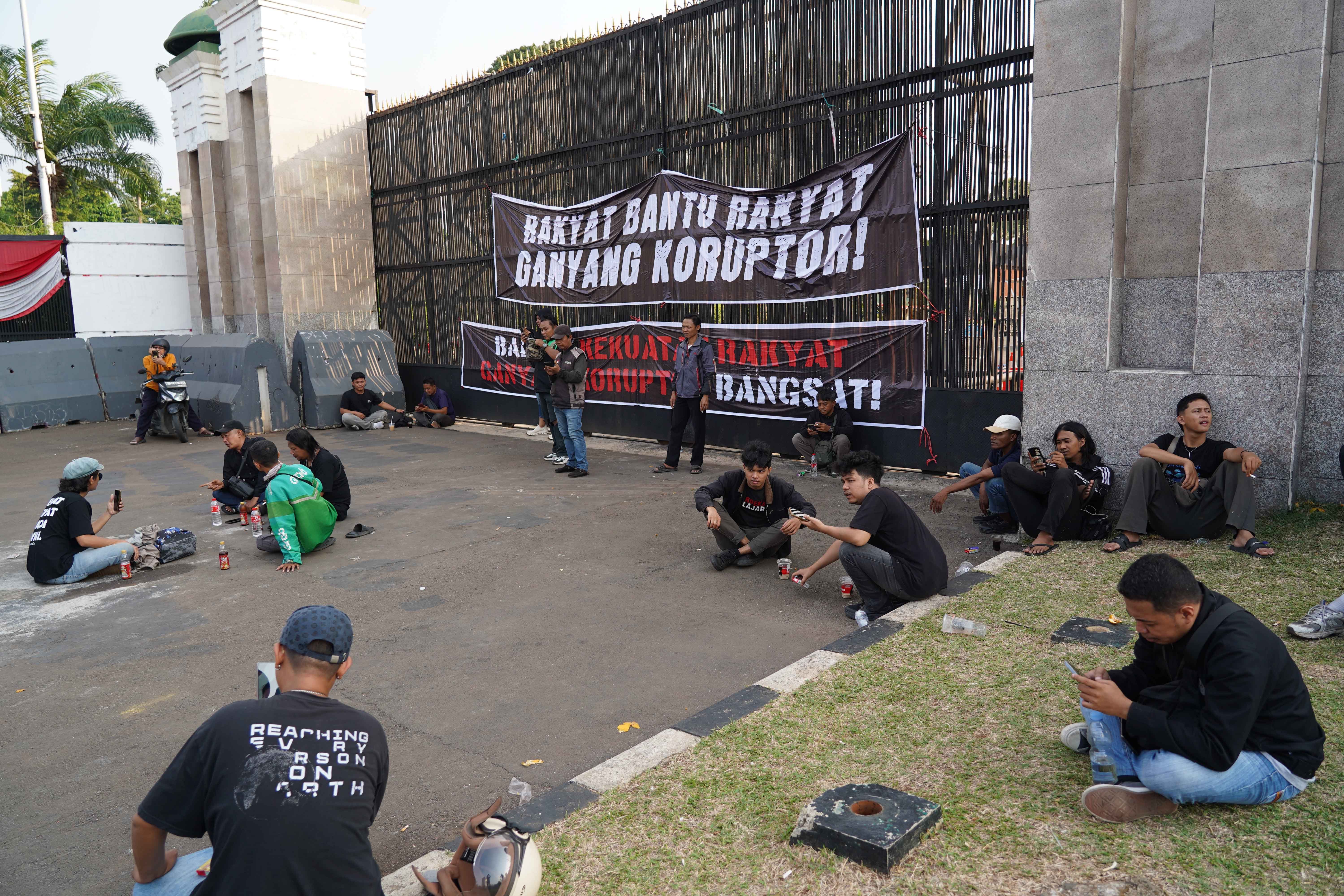Sejumlah elemen masyarakat berada di sekitar kawasan Gerbang DPR, Jakarta, Rabu (26/8/2026). Pada aksi yang akan digelar pada Kamis (27/8) oleh massa Aliansi Masyarakat Pati Bersatu (AMPB) ini menyerukan sejumlah tuntutan yang berkaitan dengan pemberantasan korupsi dan pembentukan regulasi mengenai perampasan aset.
