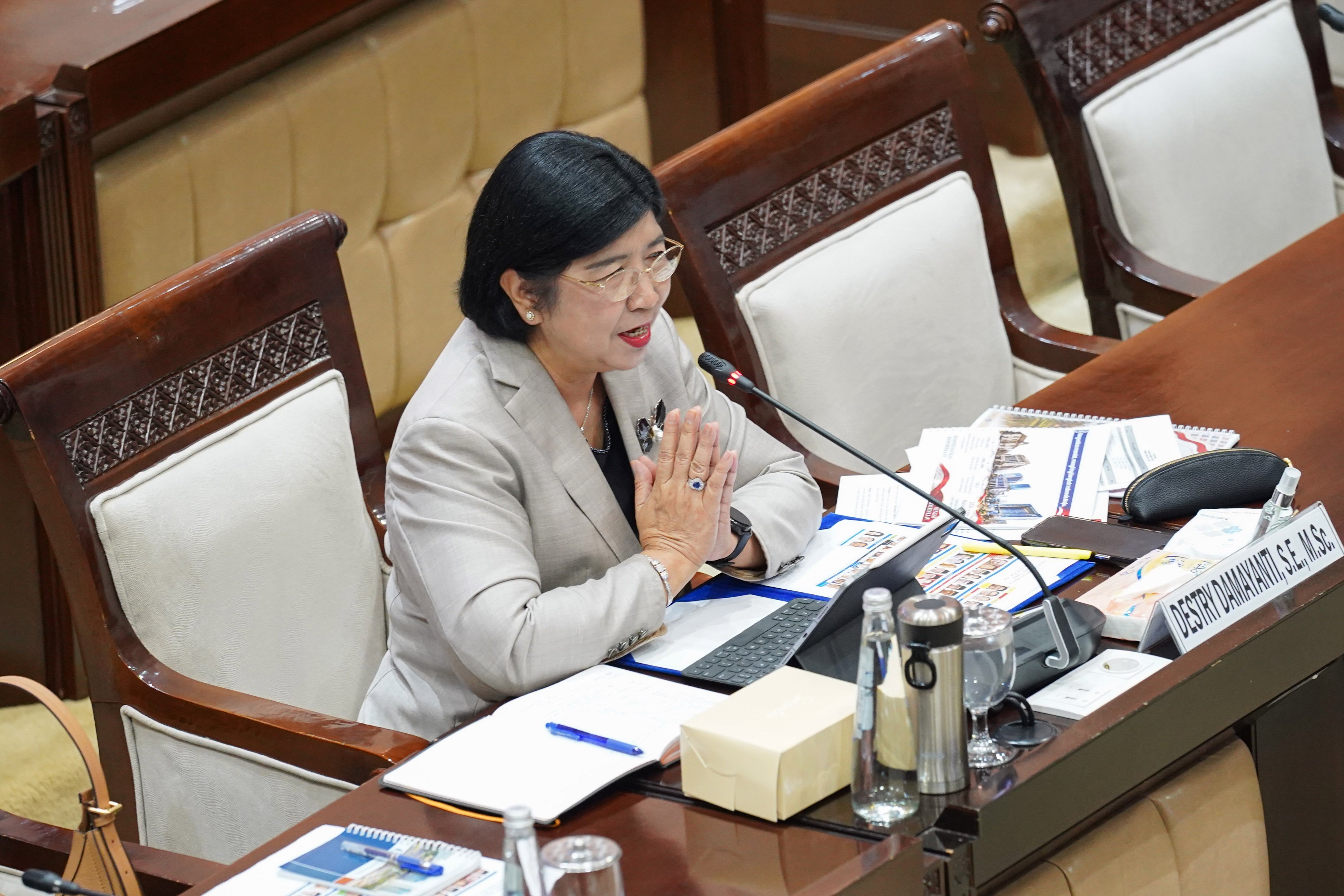 Calon Gubernur Bank Indonesia (BI) Destry Damayanti menyampaikan paparan saat menjalani uji kelayakan dan kepatutan di ruang Komisi XI DPR, Kompleks Parlemen, Senayan, Jakarta, Rabu (26/8/2026). Komisi XI DPR menggelar uji kelayakan dan kepatutan terhadap Destry Damayanti yang diusulkan oleh Presiden Prabowo Subianto untuk menjadi calon Gubernur BI menggantikan Perry Warjiyo yang mengundurkan diri dari jabatannya.