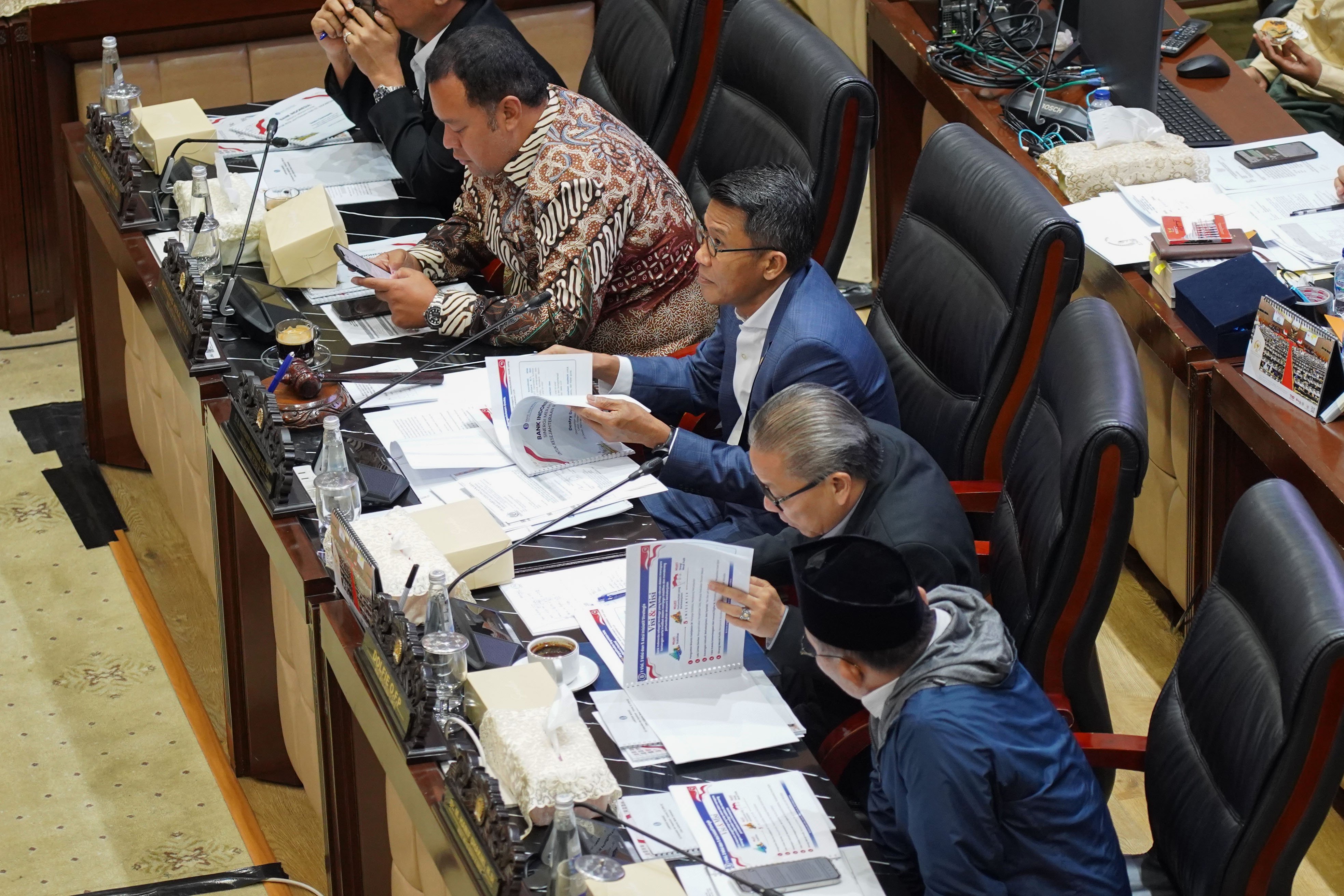 Ketua Komisi XI DPR Mukhamad Misbakhun (tengah) memimpin jalannya uji kelayakan dan kepatutan calon Gubernur Bank Indonesia (BI) Destry Damayanti di Kompleks Parlemen, Senayan, Jakarta, Rabu (26/8/2026). Komisi XI DPR menggelar uji kelayakan dan kepatutan terhadap Destry Damayanti yang diusulkan oleh Presiden Prabowo Subianto untuk menjadi calon Gubernur BI menggantikan Perry Warjiyo yang mengundurkan diri dari jabatannya.