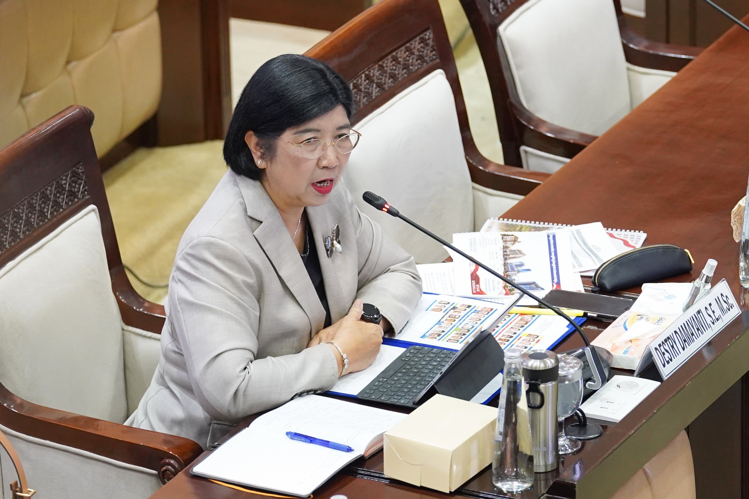 Calon Gubernur Bank Indonesia (BI) Destry Damayanti menyampaikan paparan saat menjalani uji kelayakan dan kepatutan di ruang Komisi XI DPR, Kompleks Parlemen, Senayan, Jakarta, Rabu (26/8/2026). Komisi XI DPR menggelar uji kelayakan dan kepatutan terhadap Destry Damayanti yang diusulkan oleh Presiden Prabowo Subianto untuk menjadi calon Gubernur BI menggantikan Perry Warjiyo yang mengundurkan diri dari jabatannya.