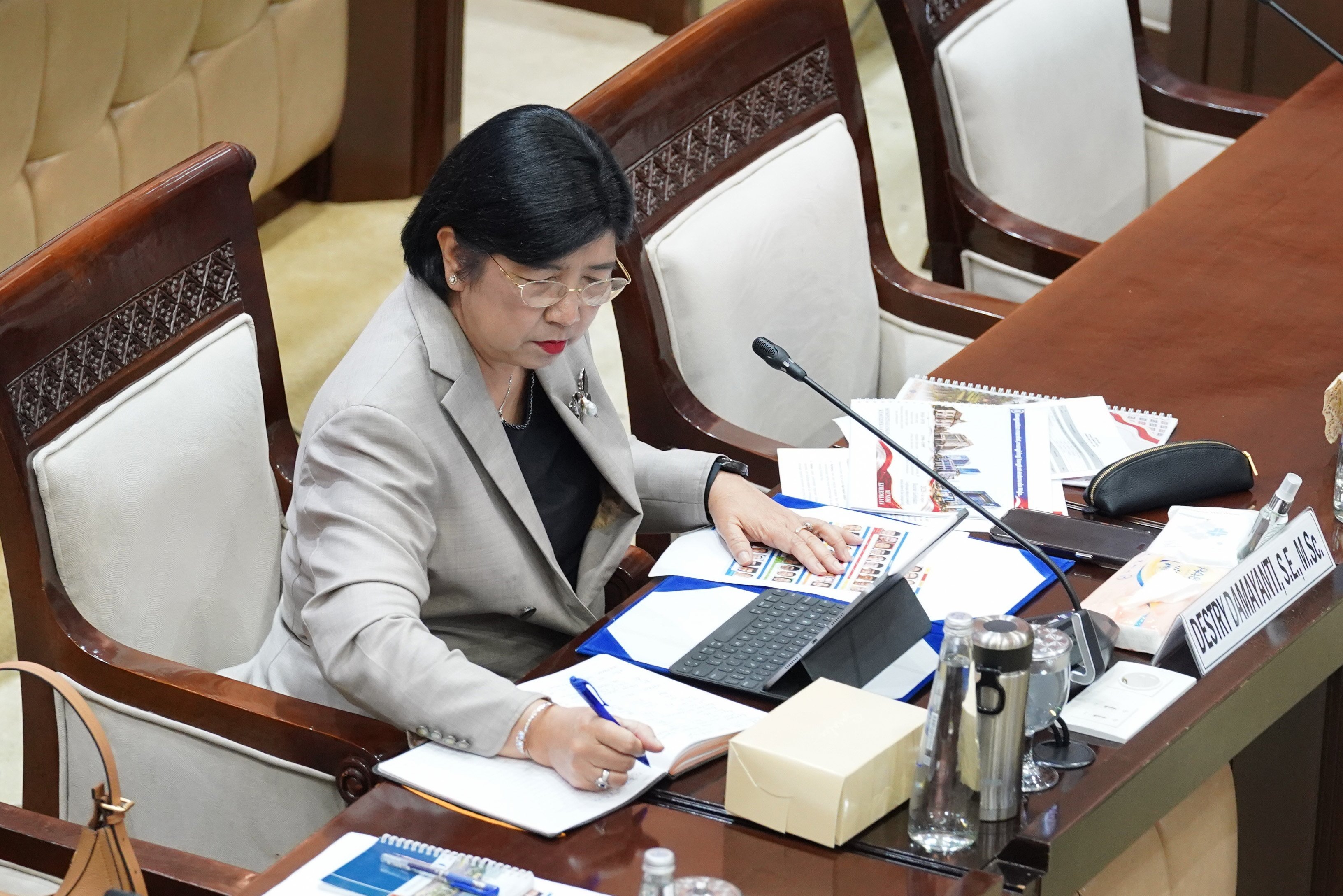 Calon Gubernur Bank Indonesia (BI) Destry Damayanti bersiap menjalani uji kelayakan dan kepatutan di ruang Komisi XI DPR, Kompleks Parlemen, Senayan, Jakarta, Rabu (26/8/2026). Komisi XI DPR menggelar uji kelayakan dan kepatutan terhadap Destry Damayanti yang diusulkan oleh Presiden Prabowo Subianto untuk menjadi calon Gubernur BI menggantikan Perry Warjiyo yang mengundurkan diri dari jabatannya.