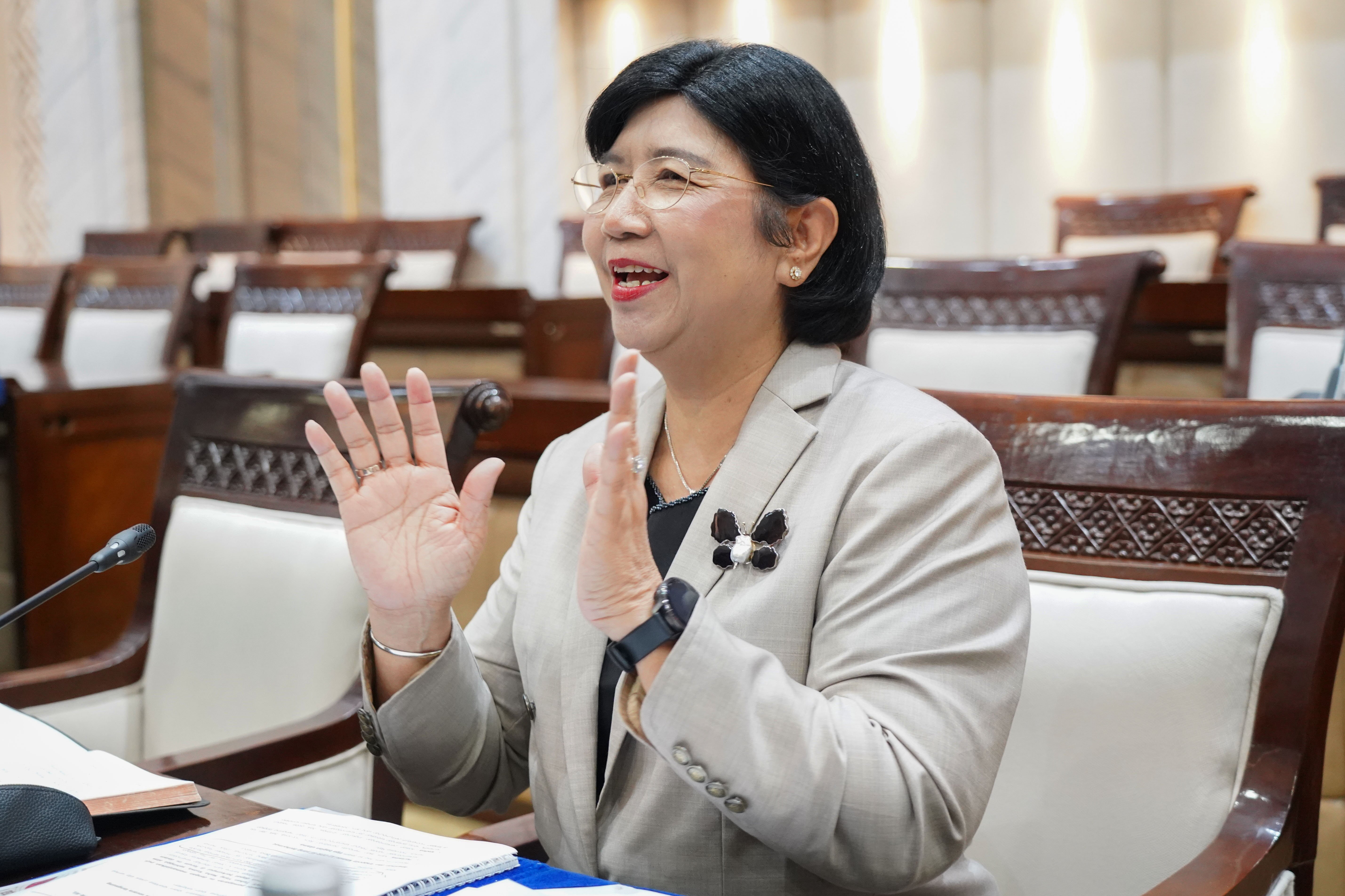 Calon Gubernur Bank Indonesia (BI) Destry Damayanti menyapa wartawan sebelum menjalani uji kelayakan dan kepatutan di ruang Komisi XI DPR, Kompleks Parlemen, Senayan, Jakarta, Rabu (26/8/2026). Komisi XI DPR menggelar uji kelayakan dan kepatutan terhadap Destry Damayanti yang diusulkan oleh Presiden Prabowo Subianto untuk menjadi calon Gubernur BI menggantikan Perry Warjiyo yang mengundurkan diri dari jabatannya.