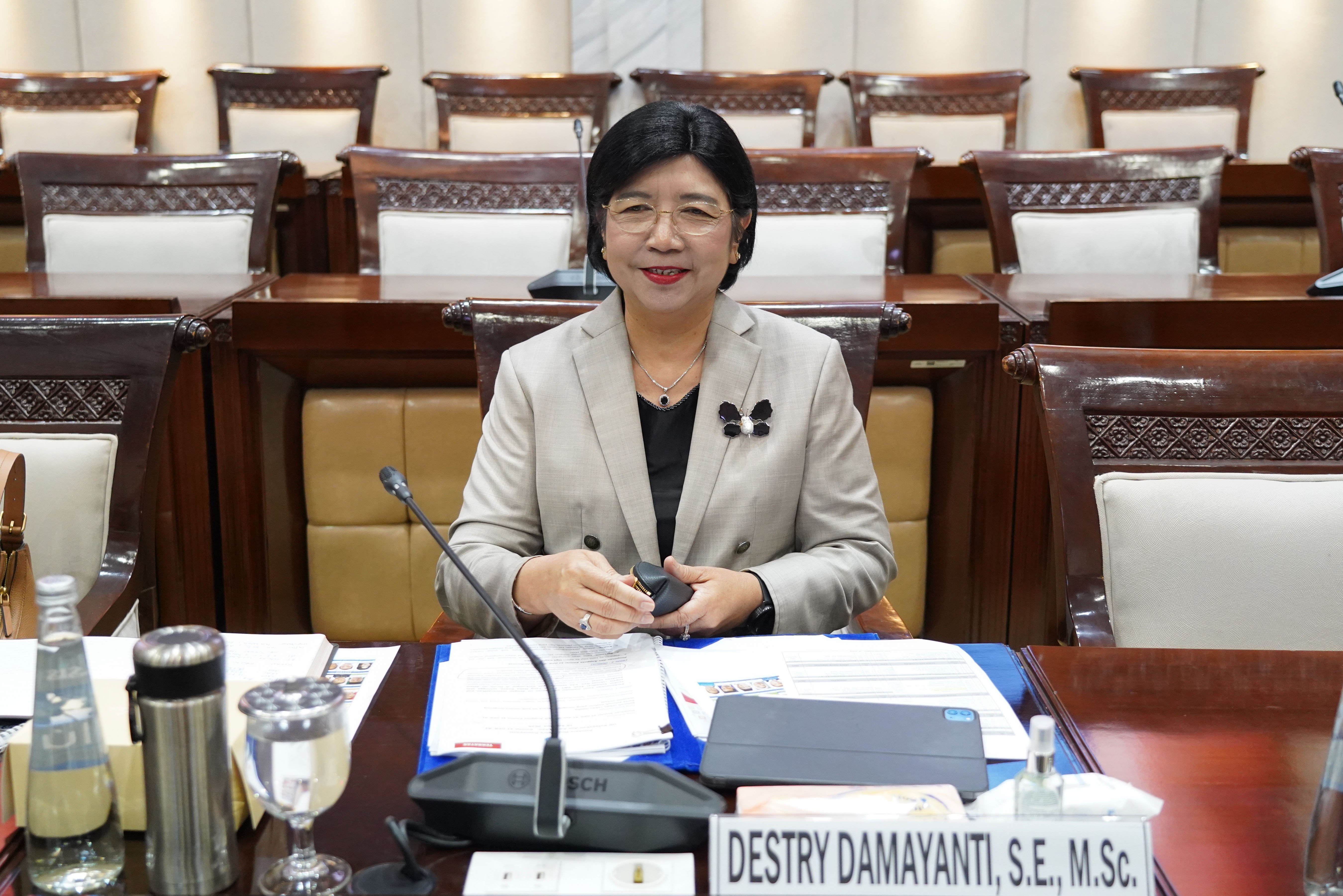 Calon Gubernur Bank Indonesia (BI) Destry Damayanti bersiap menjalani uji kelayakan dan kepatutan di ruang Komisi XI DPR, Kompleks Parlemen, Senayan, Jakarta, Rabu (26/8/2026). Komisi XI DPR menggelar uji kelayakan dan kepatutan terhadap Destry Damayanti yang diusulkan oleh Presiden Prabowo Subianto untuk menjadi calon Gubernur BI menggantikan Perry Warjiyo yang mengundurkan diri dari jabatannya.