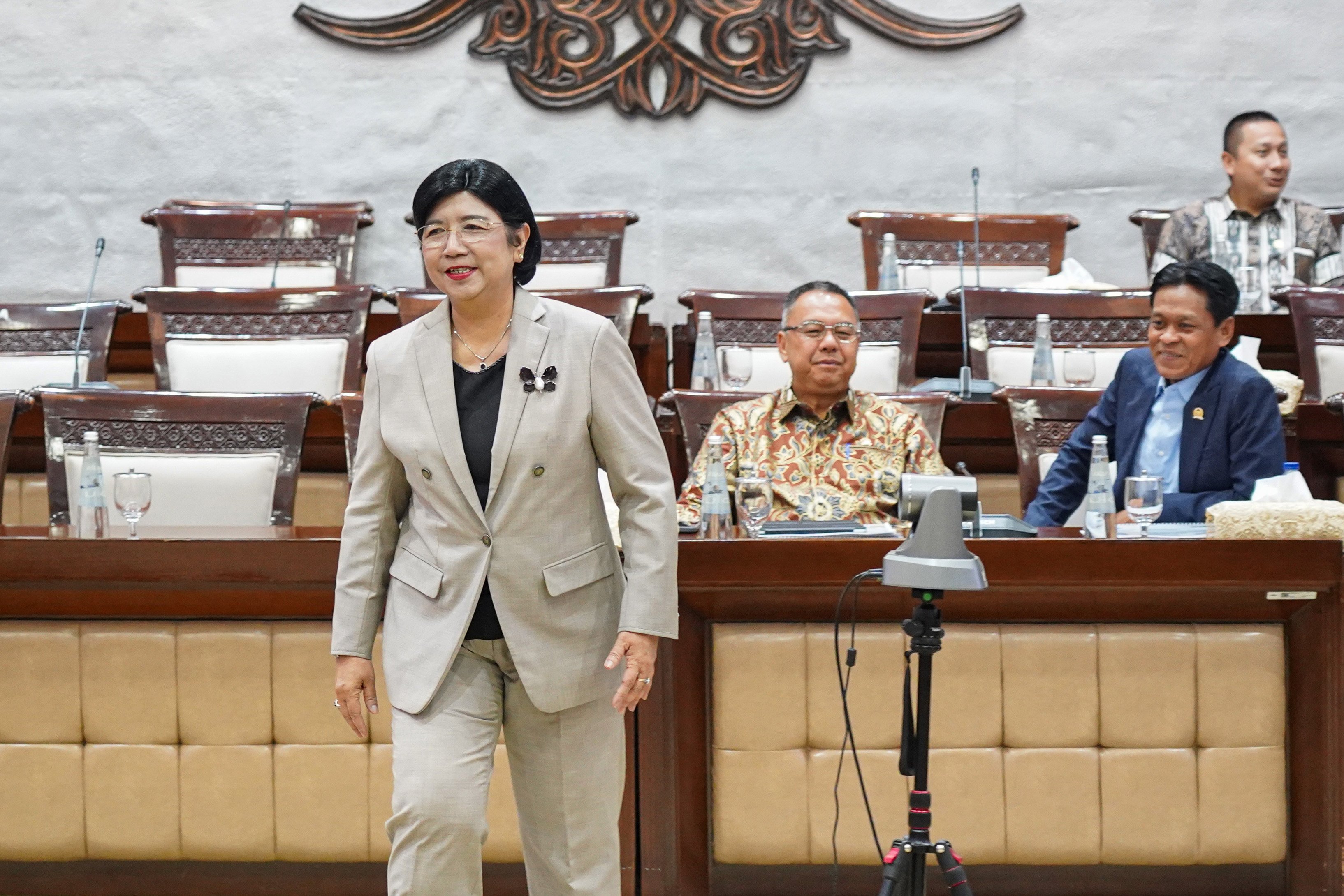 Calon Gubernur Bank Indonesia (BI) Destry Damayanti bersiap menjalani uji kelayakan dan kepatutan di ruang Komisi XI DPR, Kompleks Parlemen, Senayan, Jakarta, Rabu (26/8/2026). Komisi XI DPR menggelar uji kelayakan dan kepatutan terhadap Destry Damayanti yang diusulkan oleh Presiden Prabowo Subianto untuk menjadi calon Gubernur BI menggantikan Perry Warjiyo yang mengundurkan diri dari jabatannya.