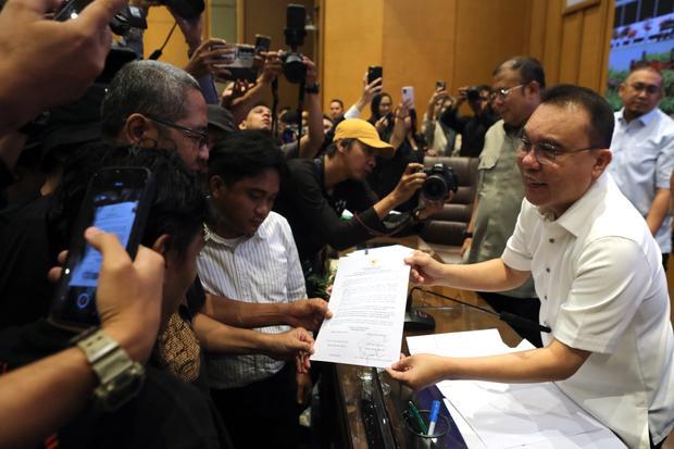 Wakil Ketua DPR Sufmi Dasco Ahmad (kanan) menunjukkan surat komitmen penyelesaian pembentukan RUU Perampasan Aset kepada perwakilan Aliansi Masyarakat Pati Bersatu (AMPB) di Kompleks Parlemen, Senayan, Jakarta, Kamis (27/8/2026). Pimpinan DPR menerima audiensi dari Aliansi Masyarakat Pati Bersatu (AMPB) di sela adanya aksi damai menuntut pengesahan Rancangan Undang-Undang (RUU) Perampasan Aset dan terkait pemberantasan korupsi.