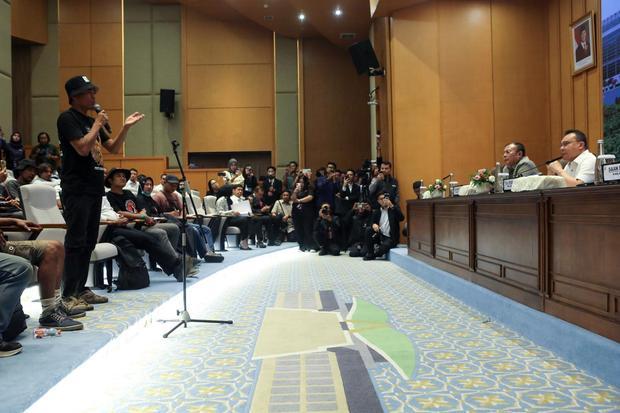 Wakil Ketua DPR Sufmi Dasco Ahmad (kanan) dan Cucun Ahmad Syamsurijal mendengarkan paparan dari Koordinator Aliansi Masyarakat Pati Bersatu (AMPB) Supriyono (kiri) alias Botok di Kompleks Parlemen, Senayan, Jakarta, Kamis (27/8/2026). Pimpinan DPR menerima audiensi dari Aliansi Masyarakat Pati Bersatu (AMPB) di sela adanya aksi damai menuntut pengesahan Rancangan Undang-Undang (RUU) Perampasan Aset dan terkait pemberantasan korupsi.