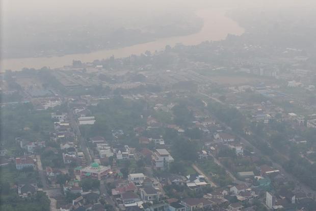 Foto udara kawasan Jakabaring yang tertutup kabut asap di Palembang, Sumatera Selatan, Kamis (27/6/2026). Balai Pengendalian Kebakaran Hutan Wilayah Sumatera menyatakan luas kebakaran lahan yang masih menyala di Sumatera Selatan mencapai sekitar 400 hektare yang tersebar di delapan Kabupaten/Kota di Sumsel, sedangkan kabut asap menutupi kota Palembang terindikasi berasal dari kebakaran lahan yang terjadi di Kabupaten Ogan Komering Ilir (OKI) dan Kabupaten Ogan Ilir (OI).