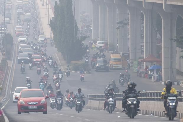 Sejumlah pengendara melintas di atas jembatan layang simpang Jakabaring yang tertutup kabut asap di Palembang, Sumatera Selatan, Kamis (27/6/2026). Balai Pengendalian Kebakaran Hutan Wilayah Sumatera menyatakan luas kebakaran lahan yang masih menyala di Sumatera Selatan mencapai sekitar 400 hektare yang tersebar di delapan Kabupaten/Kota di Sumsel, sedangkan kabut asap menutupi kota Palembang terindikasi berasal dari kebakaran lahan yang terjadi di Kabupaten Ogan Komering Ilir (OKI) dan Kabupaten Ogan Ilir 